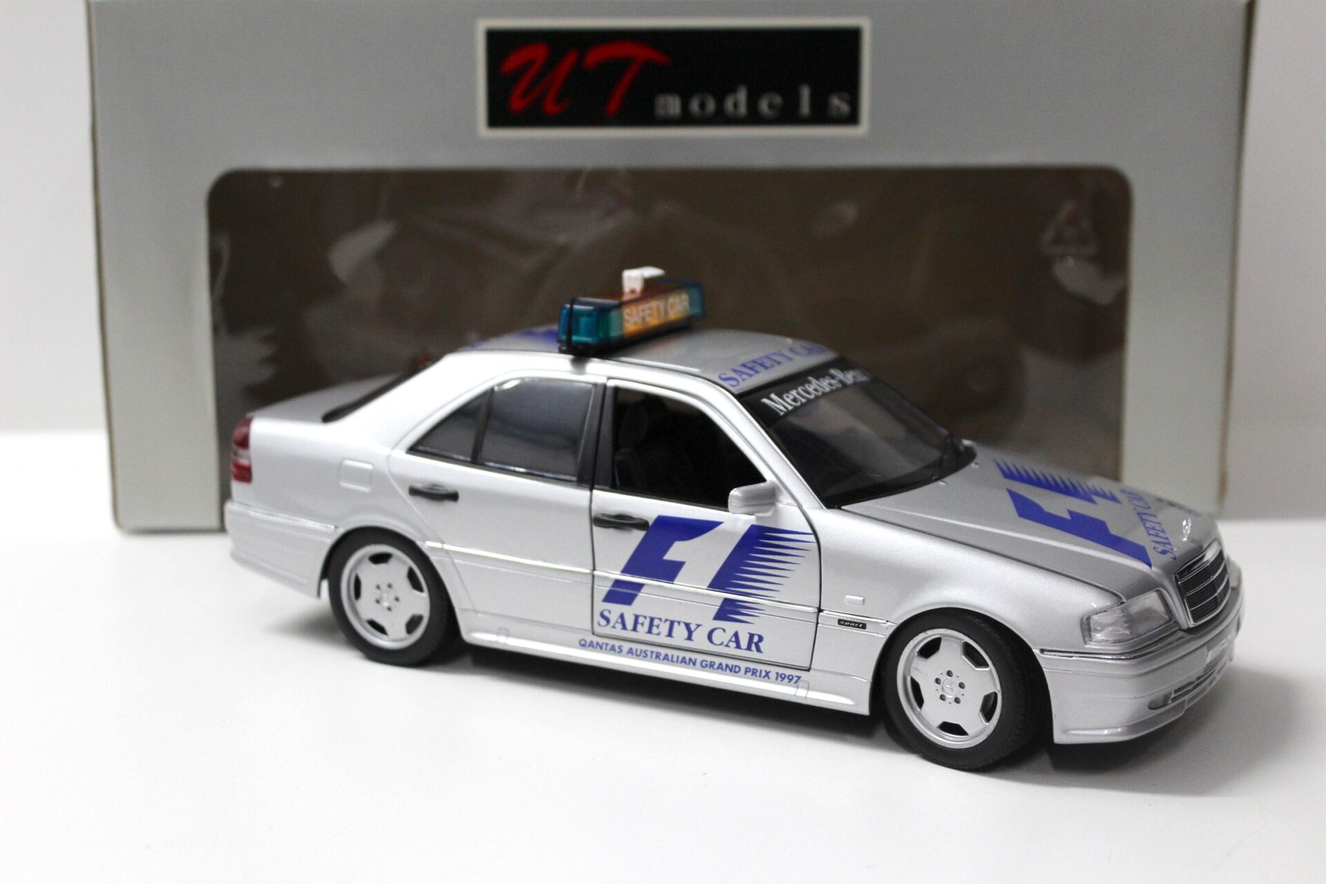 1:18 UT Models Mercedes C-Klasse C36 AMG Safety Car 1997 F1 silver