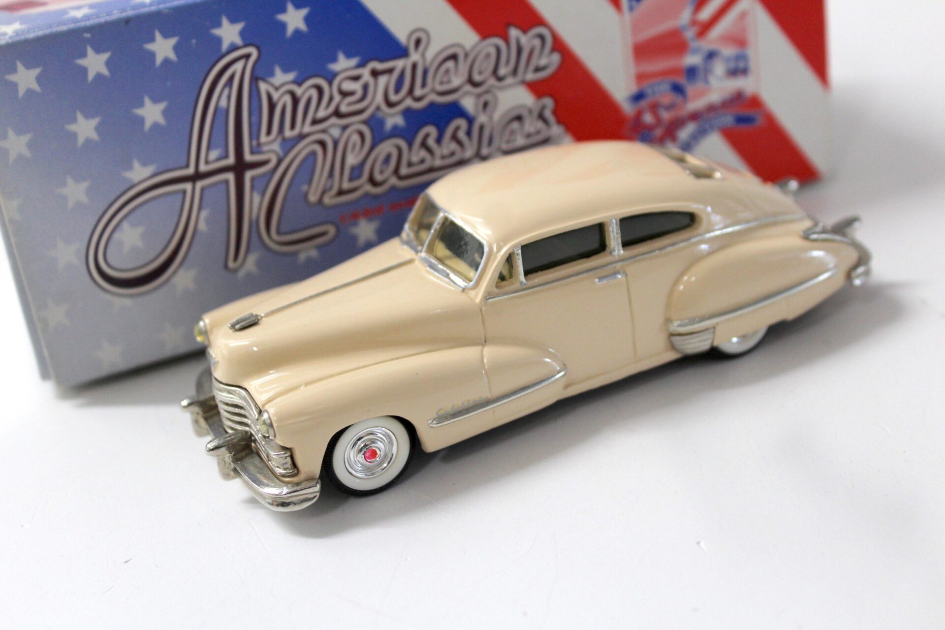 1:43 American Classics Cadillac Series 62 Sedanette 1947 beige