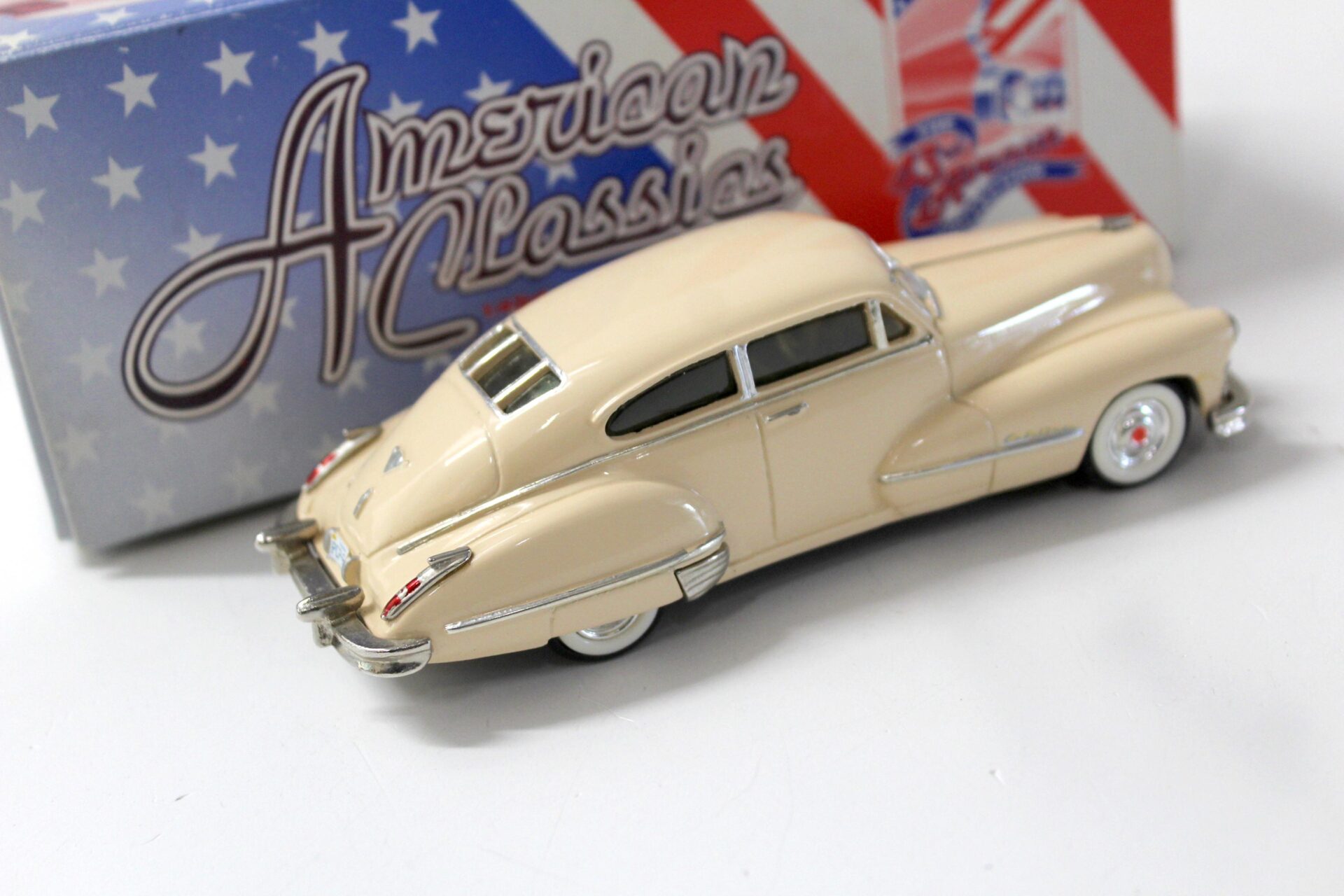 1:43 American Classics Cadillac Series 62 Sedanette 1947 beige