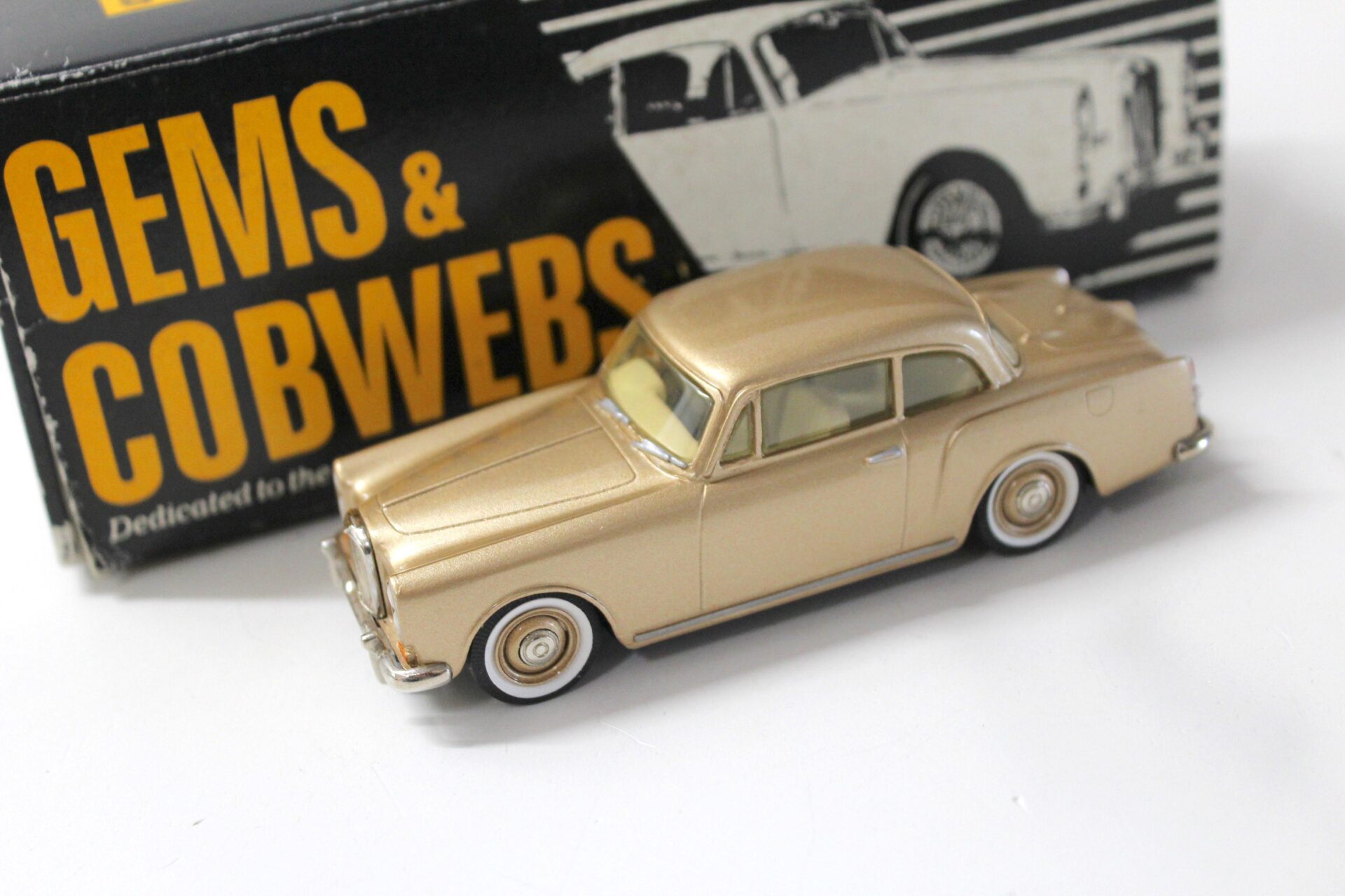 1:43 GEMS & COBWEBS Alvis TF21 Saloon 1966 gold metallic