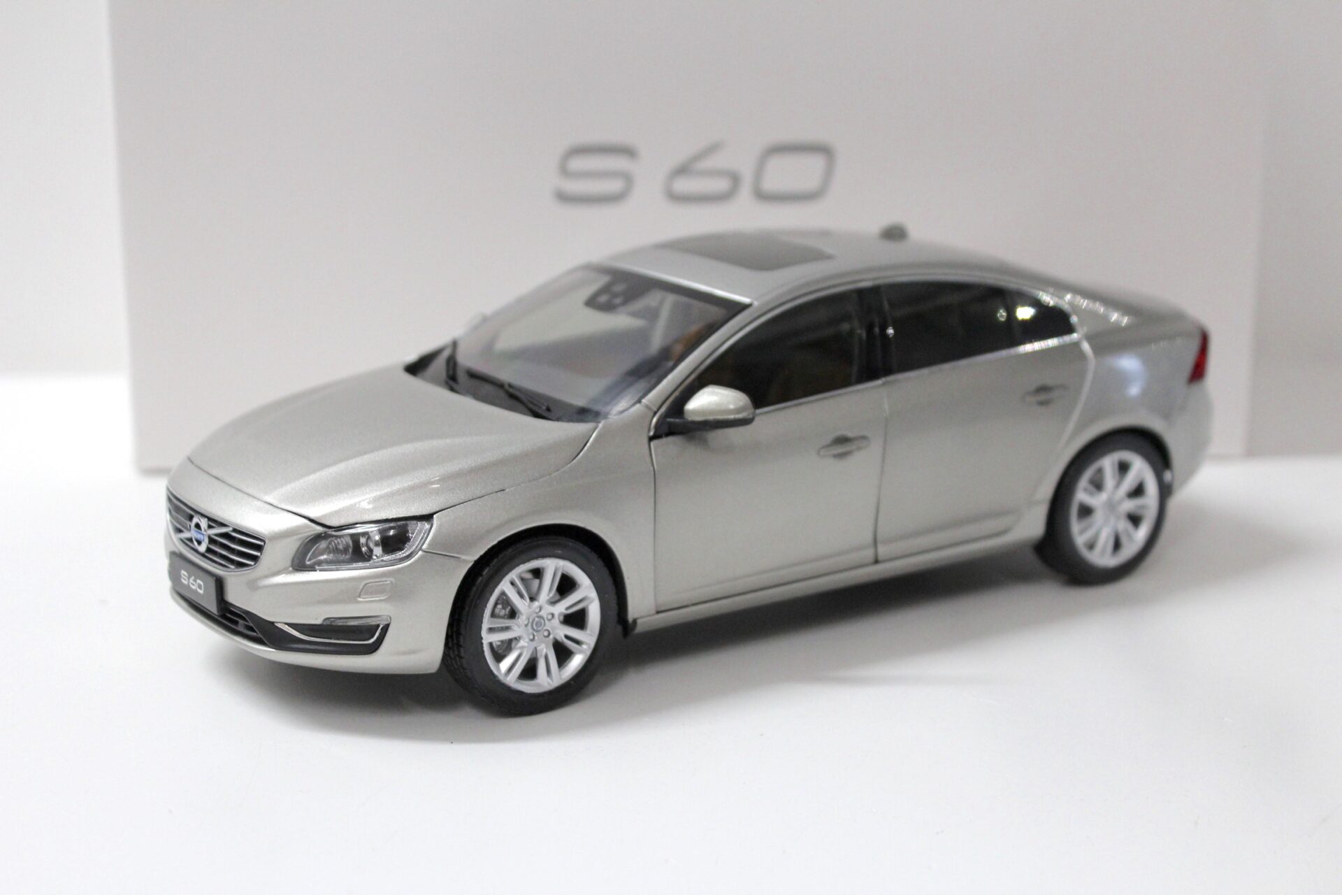 ID 53244 orig.jpg 1:18 Motor City Classics Volvo S60 Sedan Seashell 2015