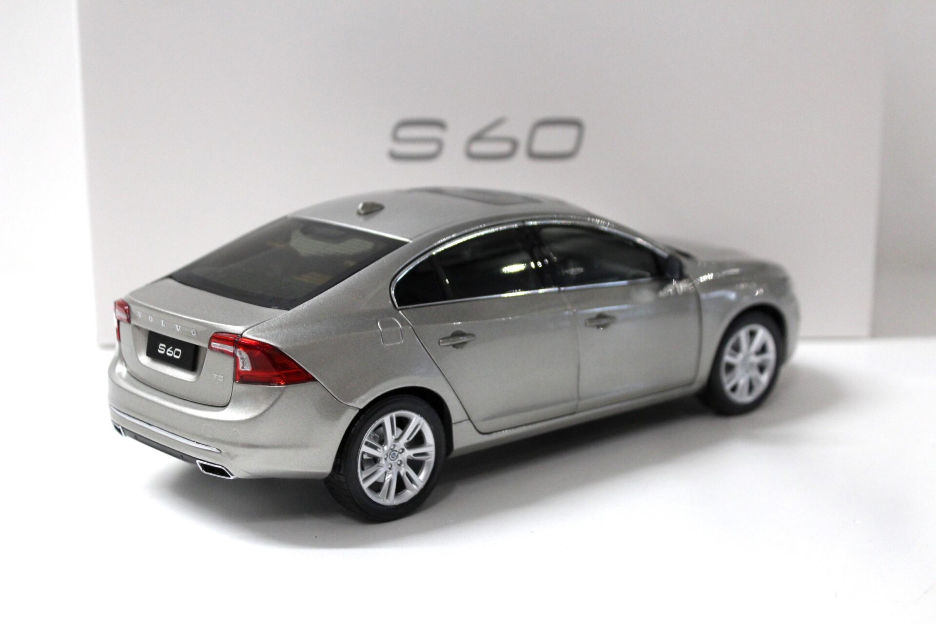 1:18 Motor City Classics Volvo S60 Sedan Seashell 2015