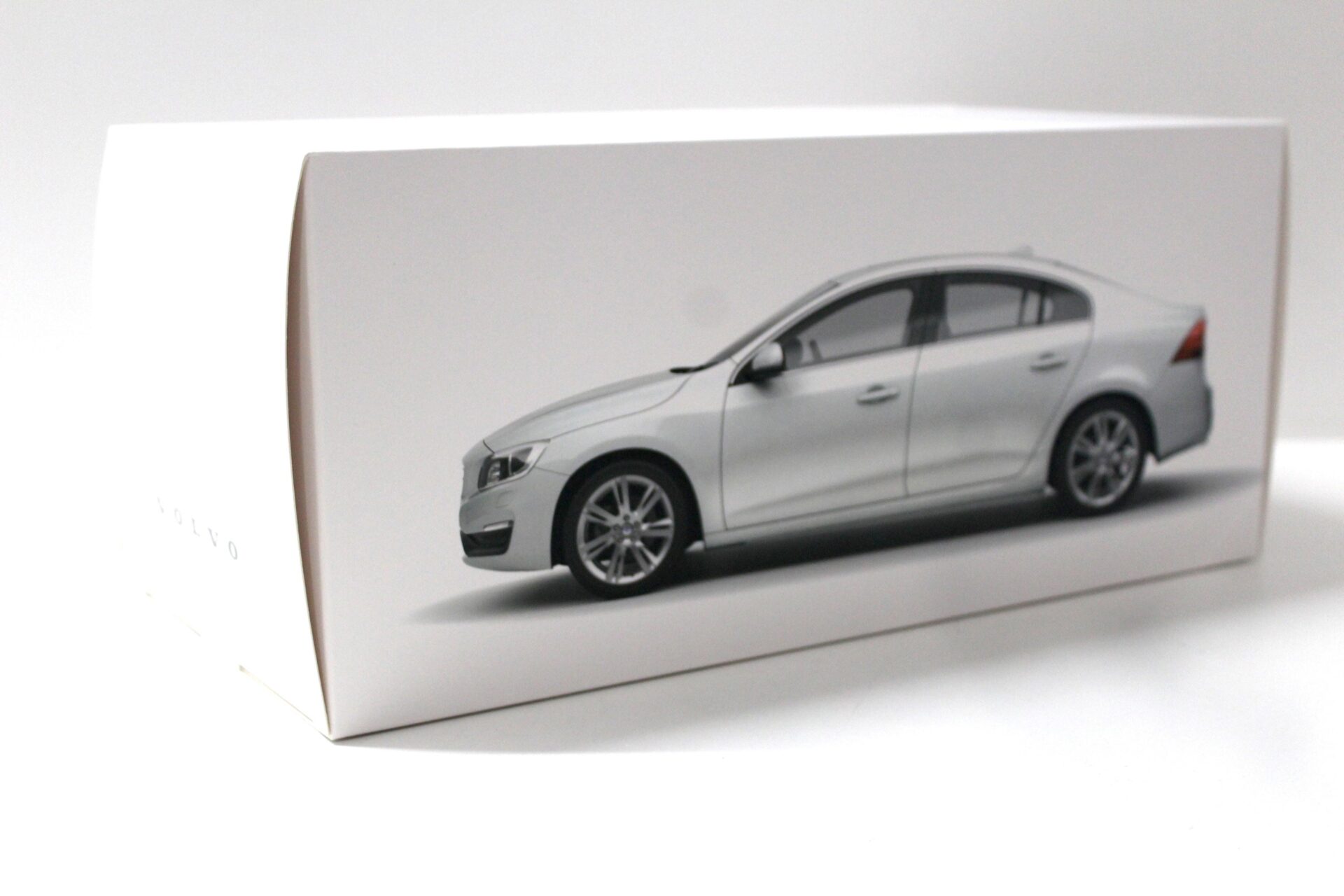 1:18 Motor City Classics Volvo S60 Sedan Seashell 2015