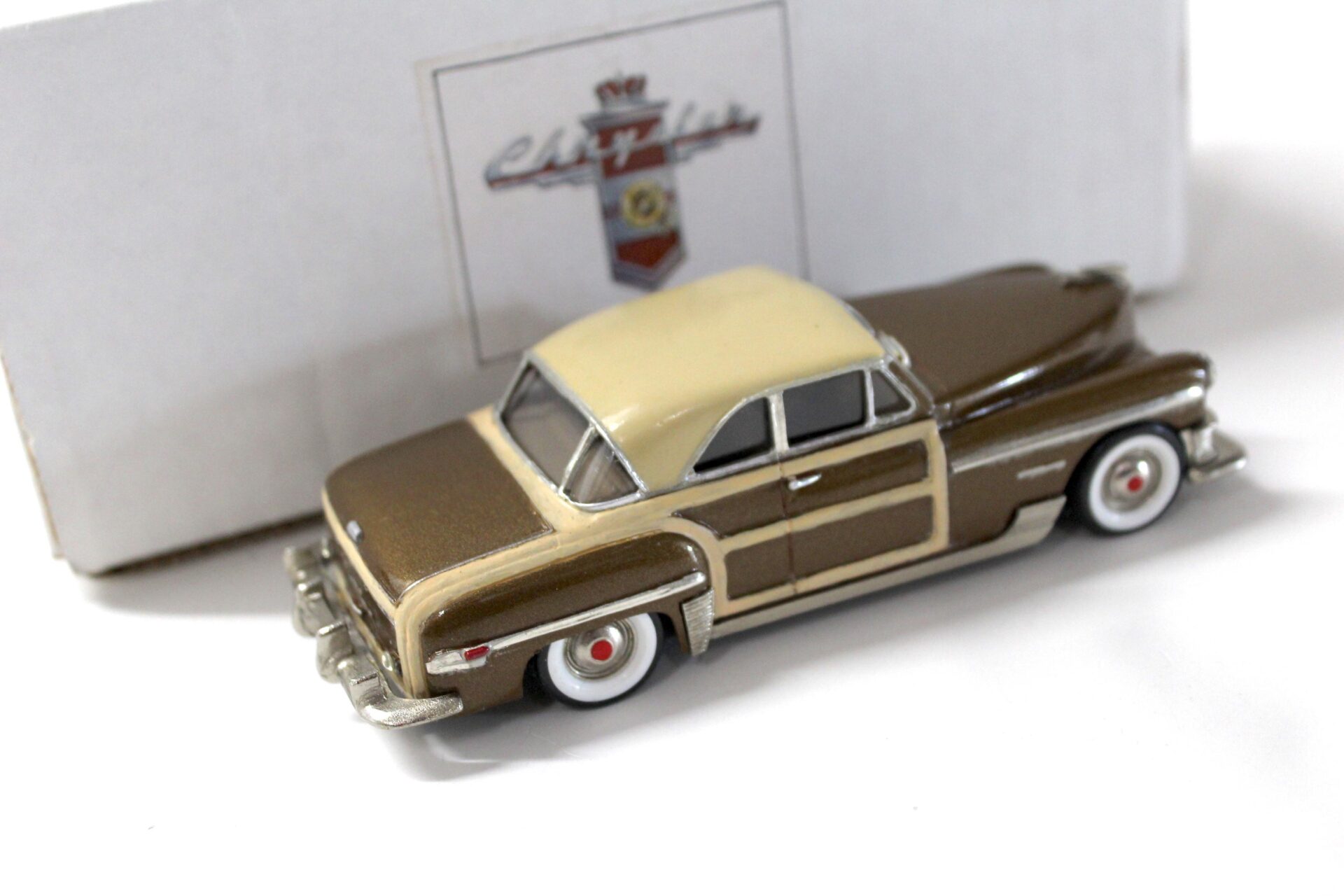 1:43 Mascot Models Chrysler Town & Country 2 Door Coupe 1949 beige/ brown