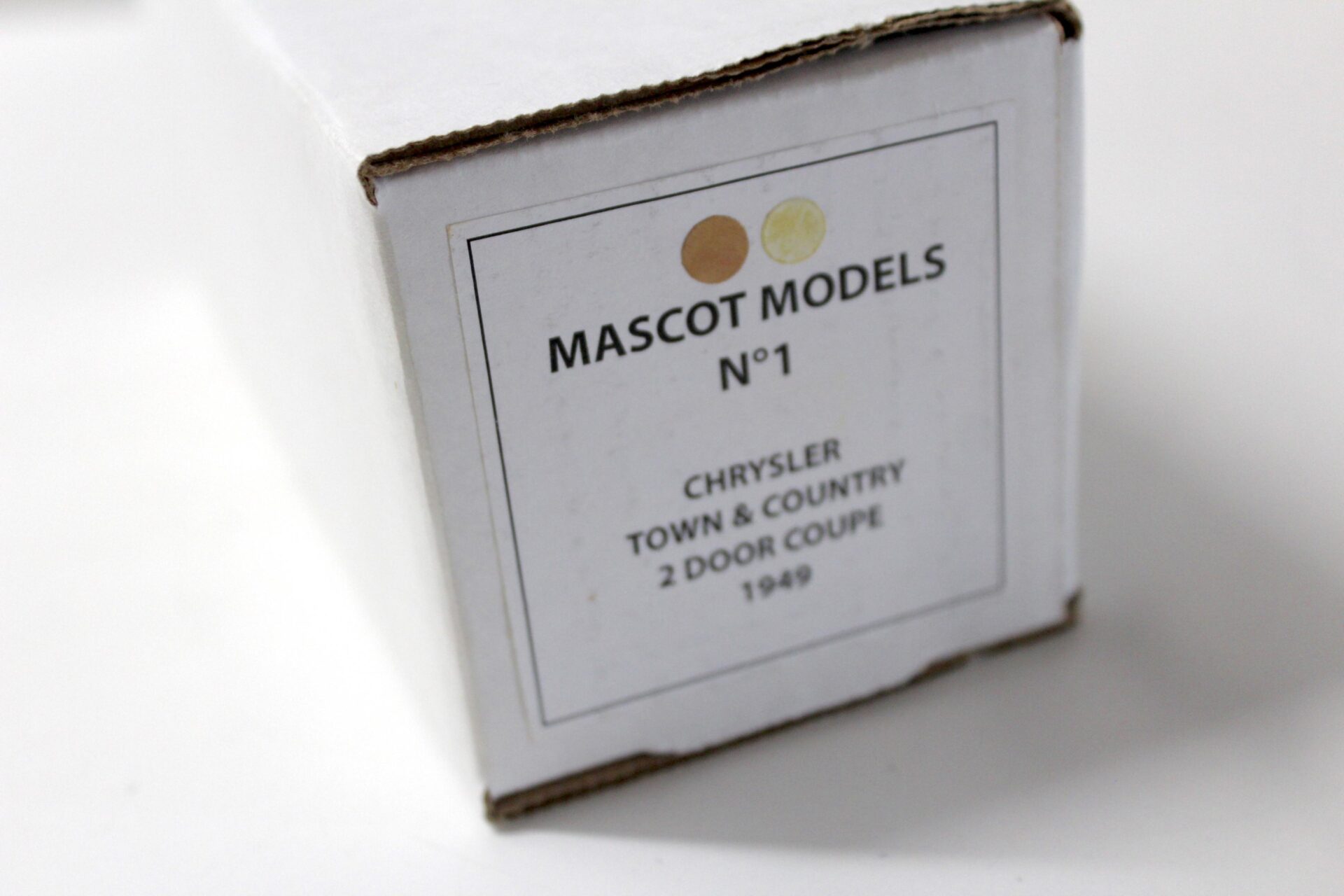 1:43 Mascot Models Chrysler Town & Country 2 Door Coupe 1949 beige/ brown