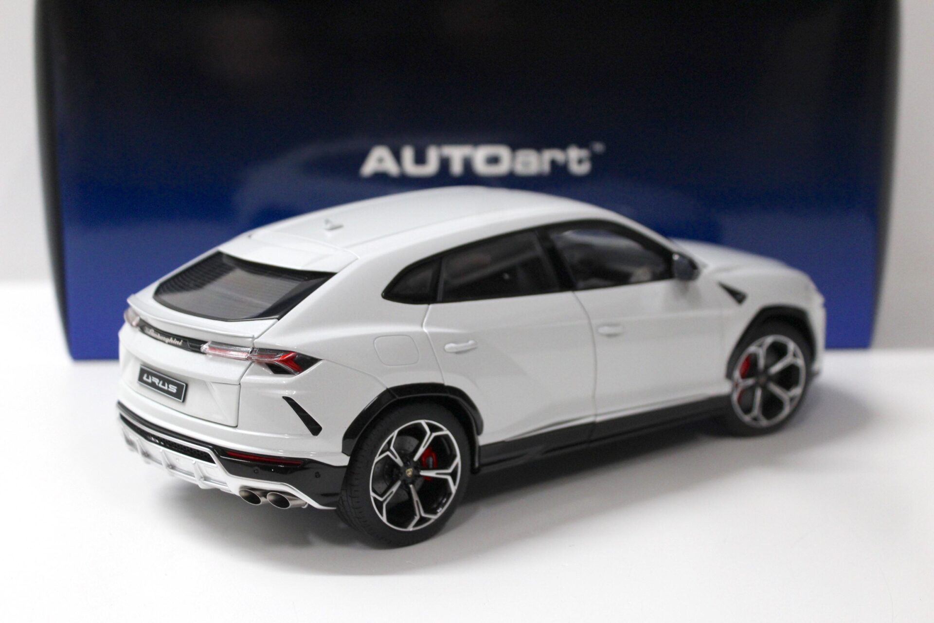 1:18 AUTOart Lamborghini Urus 2018 Bianco icarus/ metallic white