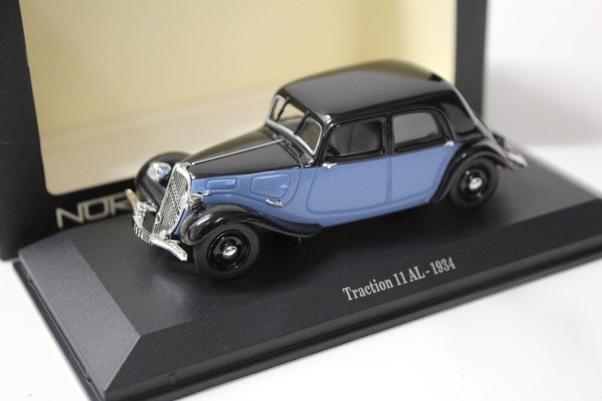 ID 53693 orig.jpg 1:43 Norev Citroen Traction 11 AL - 1934 blue/ dark blue