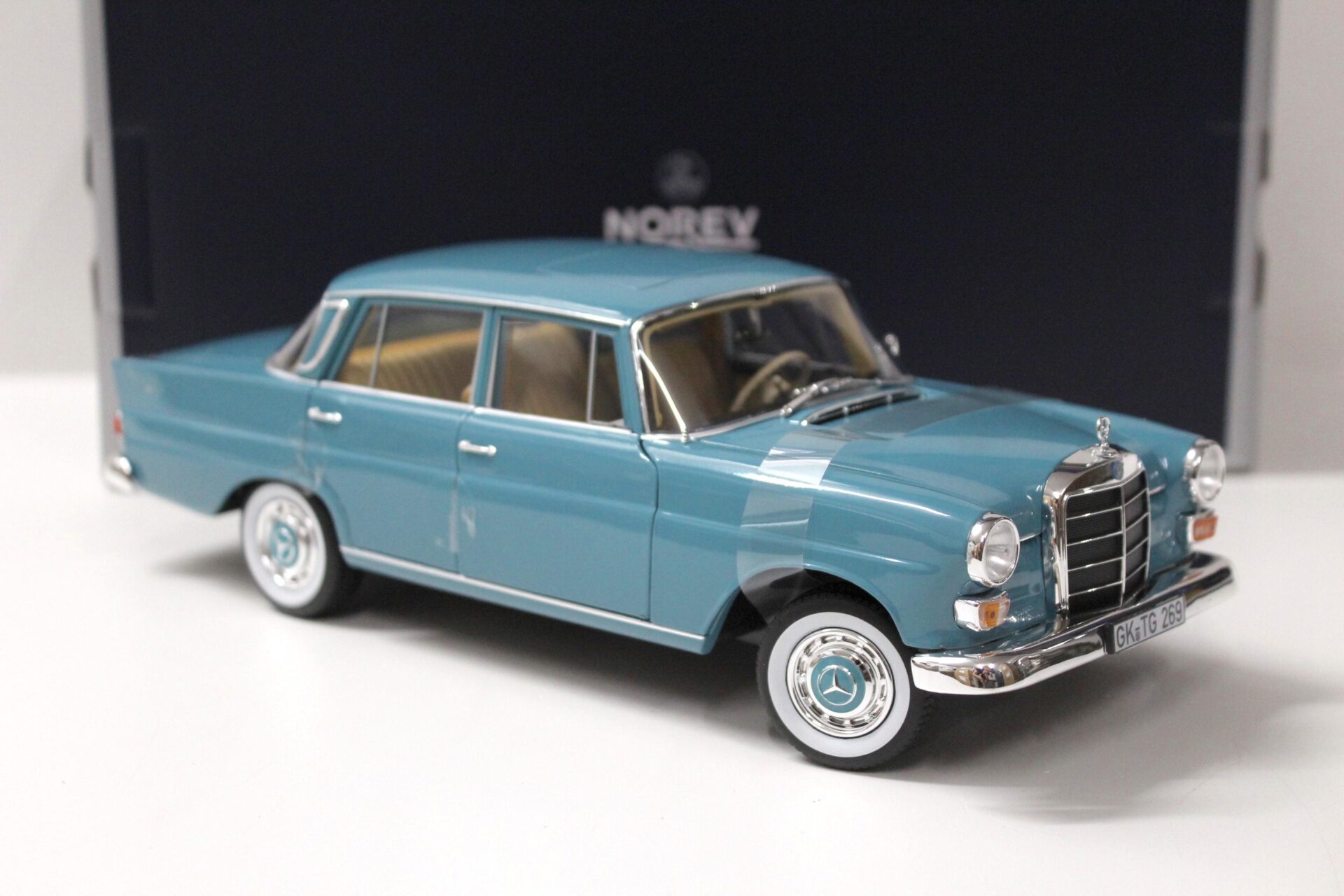 1:18 Norev Mercedes 200 W110 Limousine 1966 green