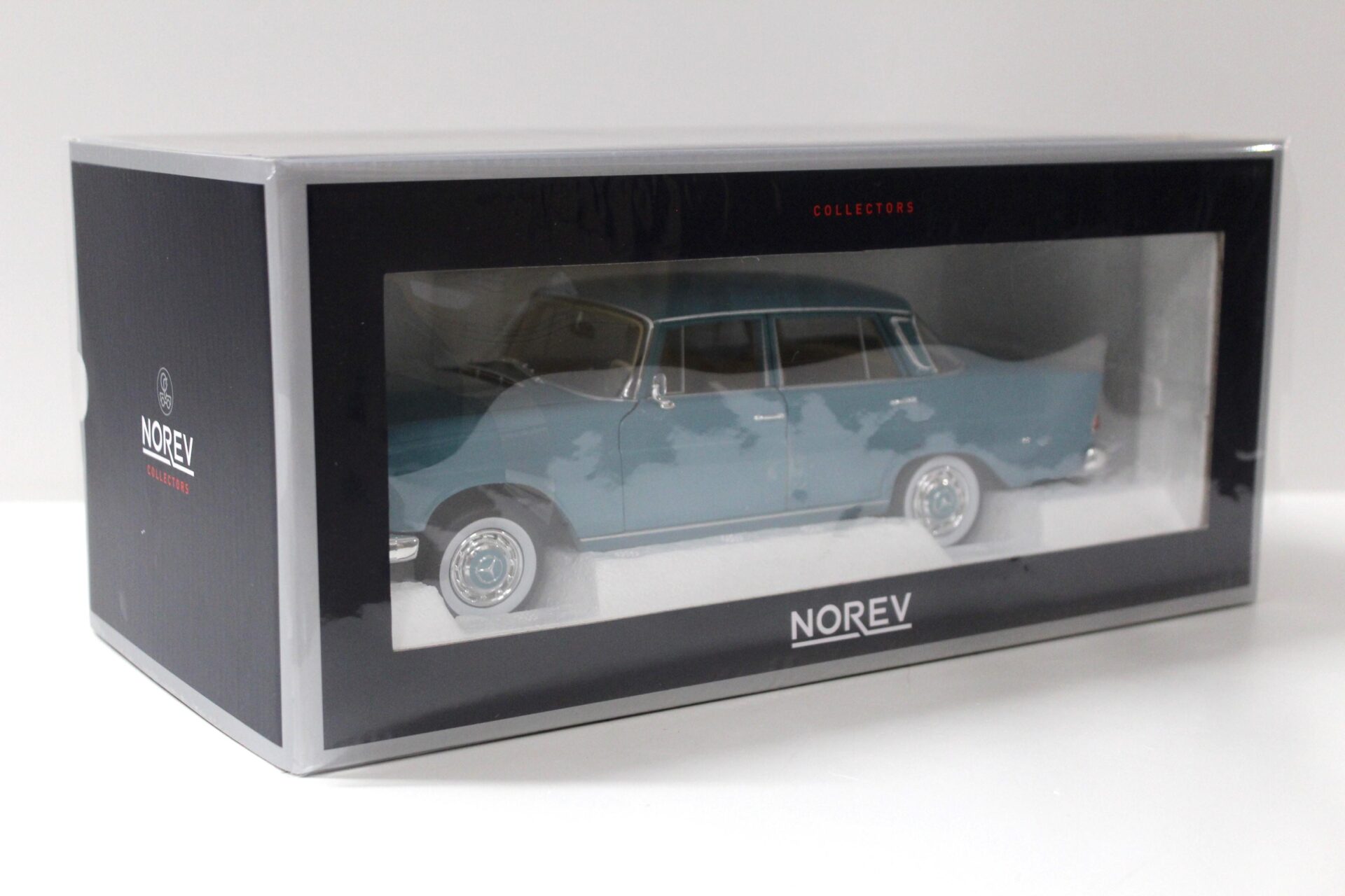 1:18 Norev Mercedes 200 W110 Limousine 1966 green
