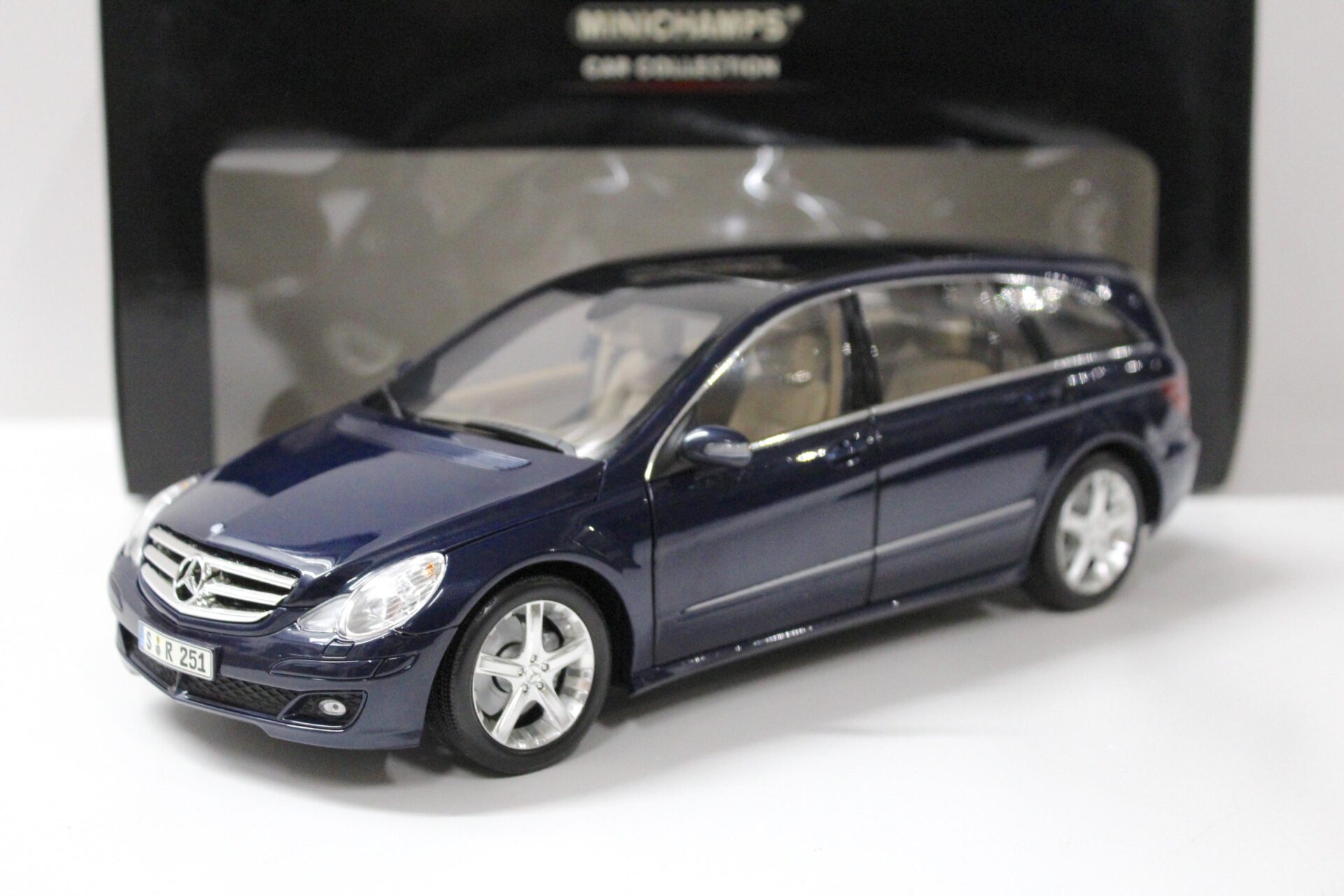 ID 53749 orig.jpg 1:18 Minichamps Mercedes R-Klasse 2005 dark blue metallic