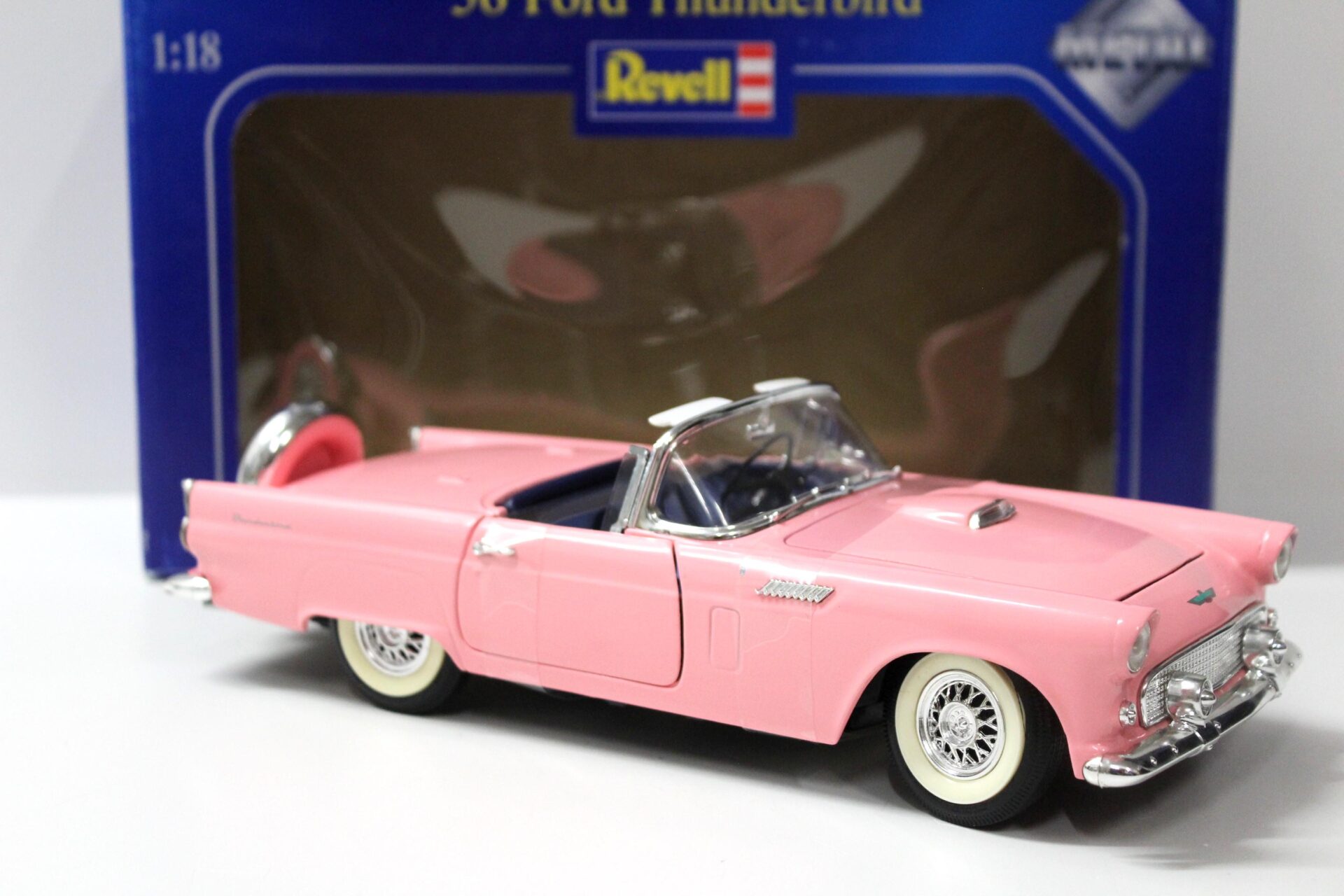 1:18 Revell Ford Thunderbird Convertible pink 1956