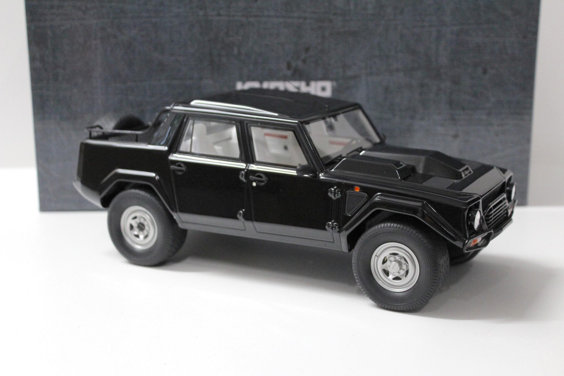 1:18 Kyosho Lamborghini LM002 black