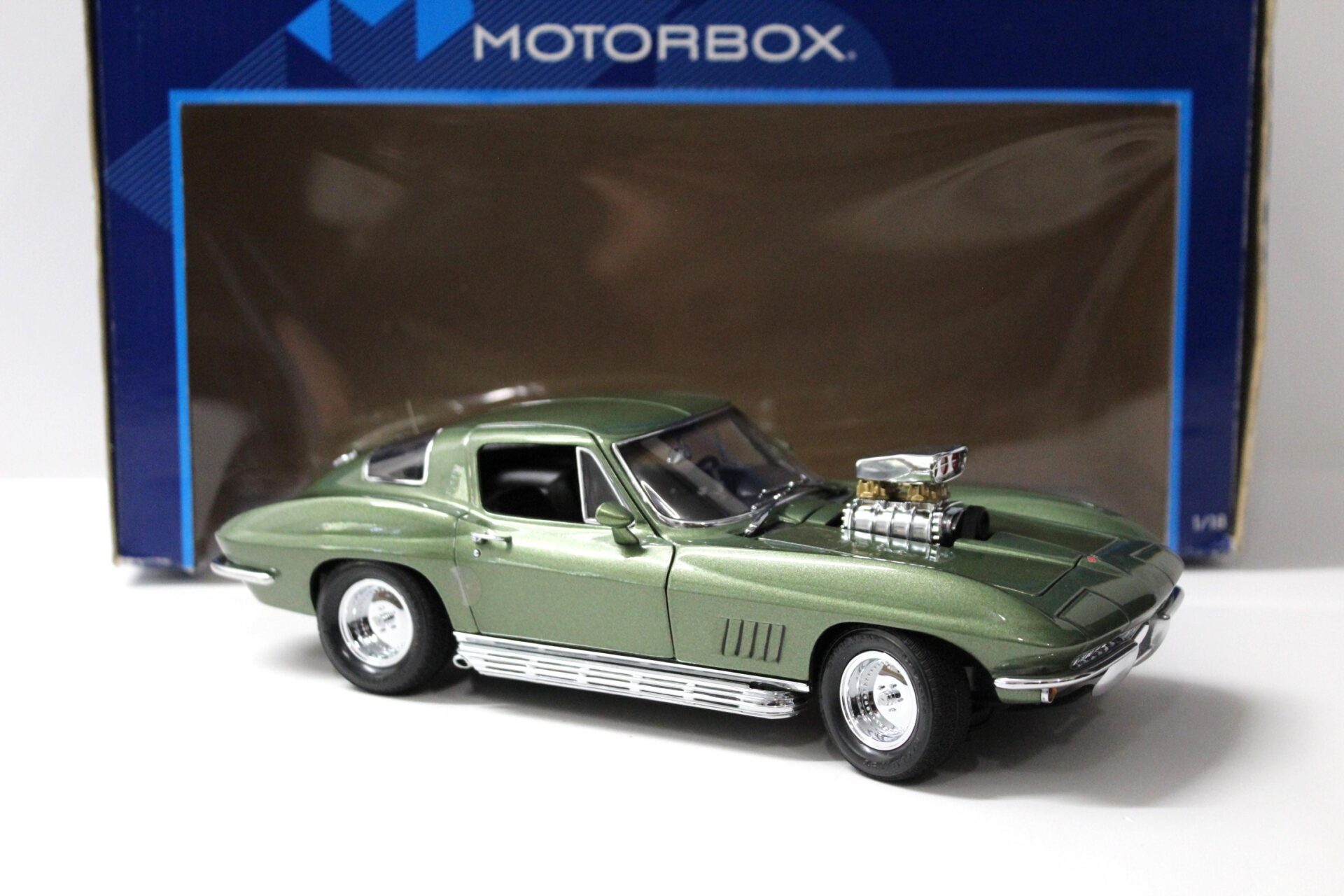 1:18 Exoto Motorbox Chevrolet Corvette C2 Stingray Street Rod