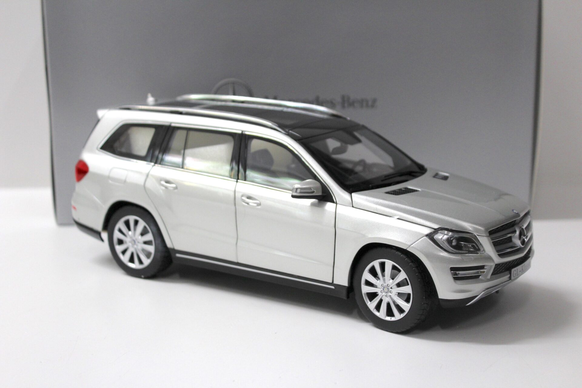 1:18 Norev Mercedes GL-Klasse 2012 iridium silver metallic DEALER VERSION