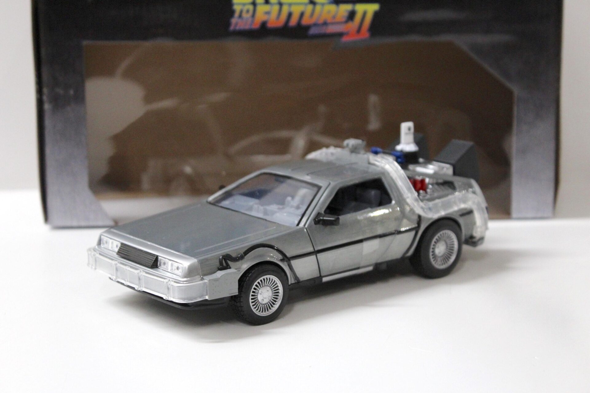 ID 54499 orig.jpg 1:24 Jada Toys Delorean DMC-12 Time Machine Back to The Future II