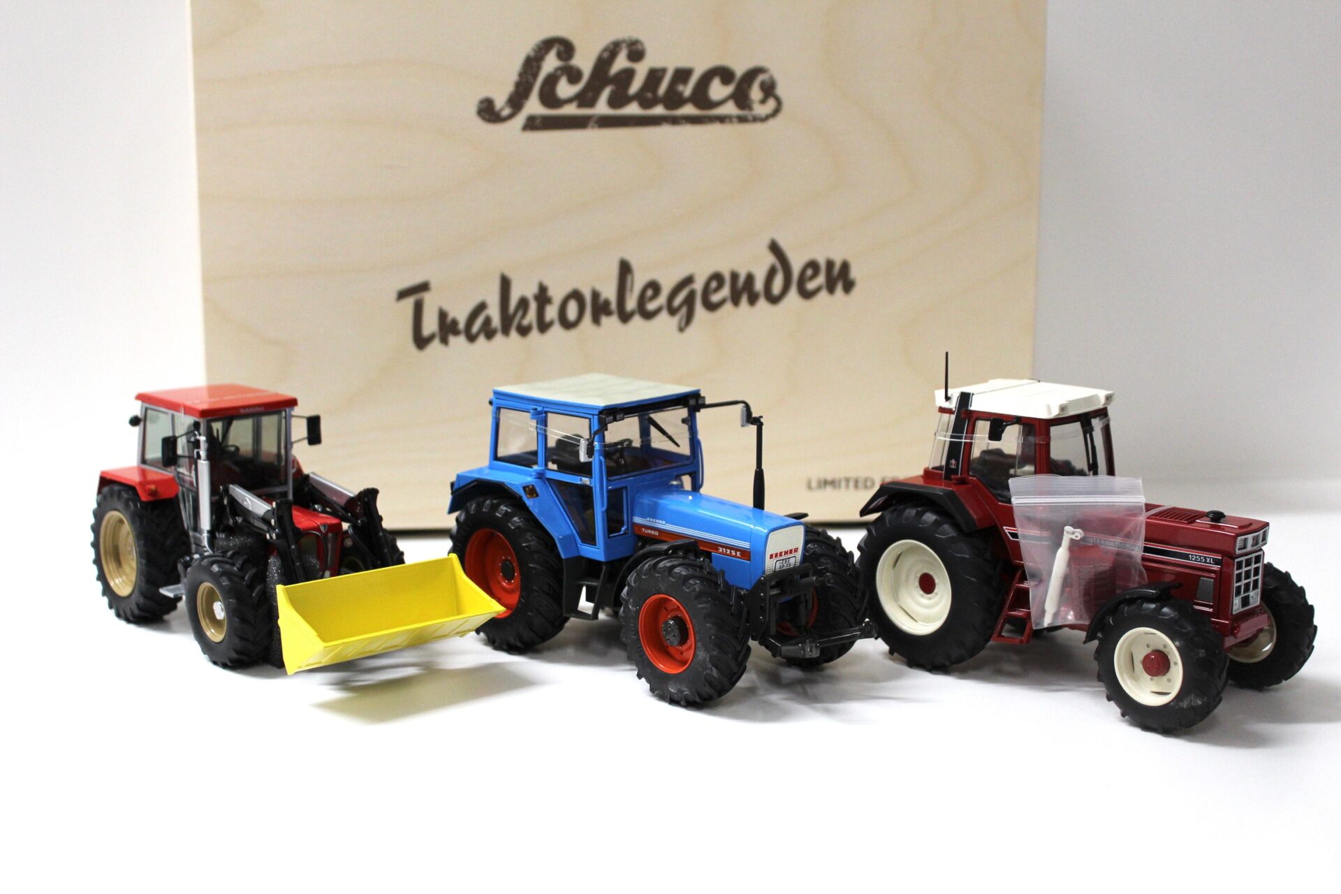 1:32 Schuco SET Traktorlegenden Eicher 3125, Schlüter 1250, IHC 1255 + HOLZ BOX