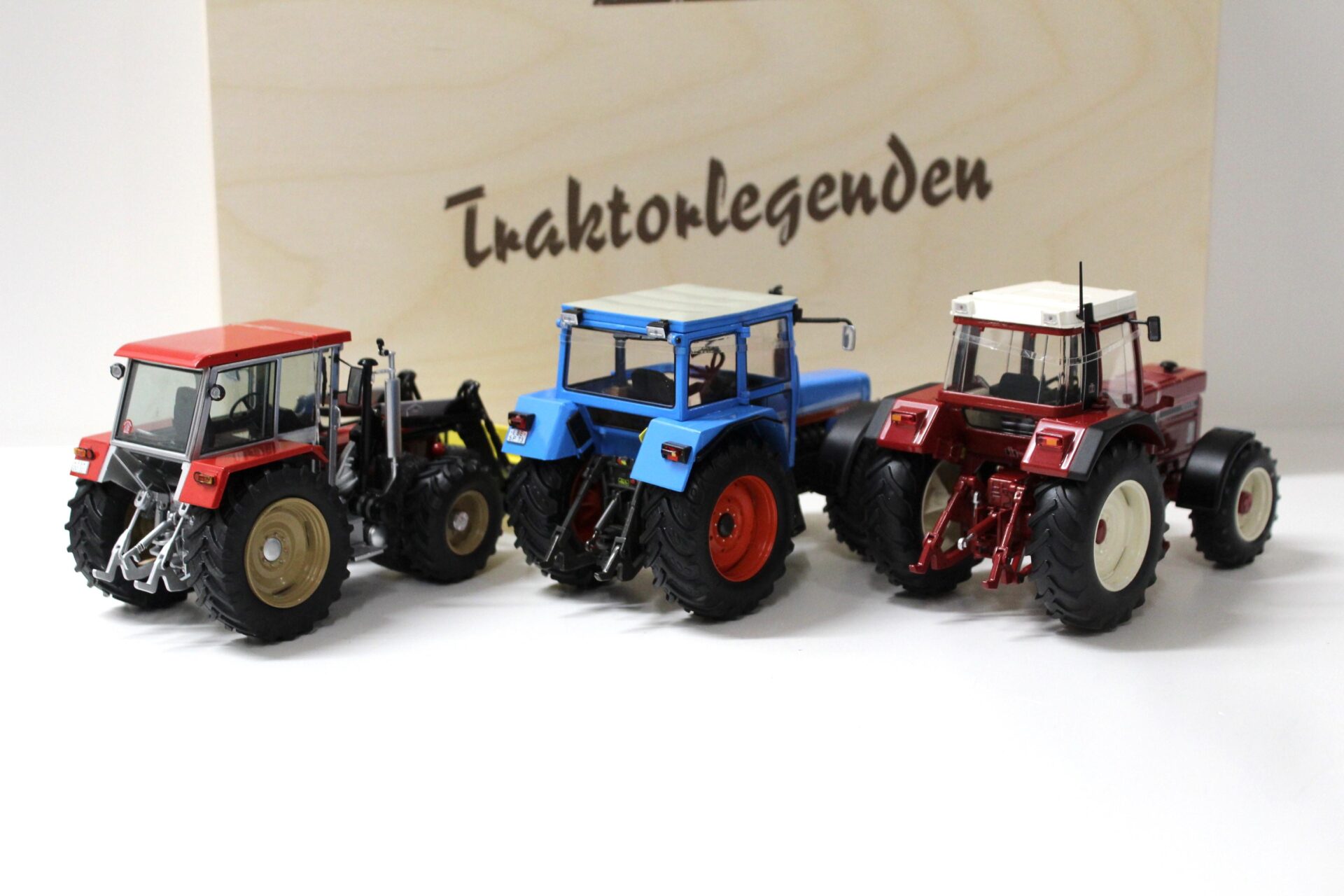 1:32 Schuco SET Traktorlegenden Eicher 3125, Schlüter 1250, IHC 1255 + HOLZ BOX