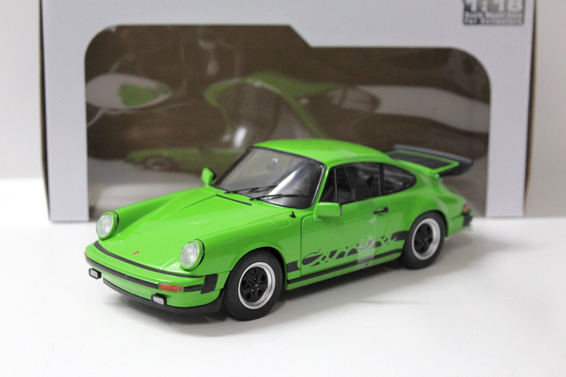 ID 54623 orig.jpg 1:18 Solido Porsche 911 (930) Carrera 3.2 Coupe green/ black 1984