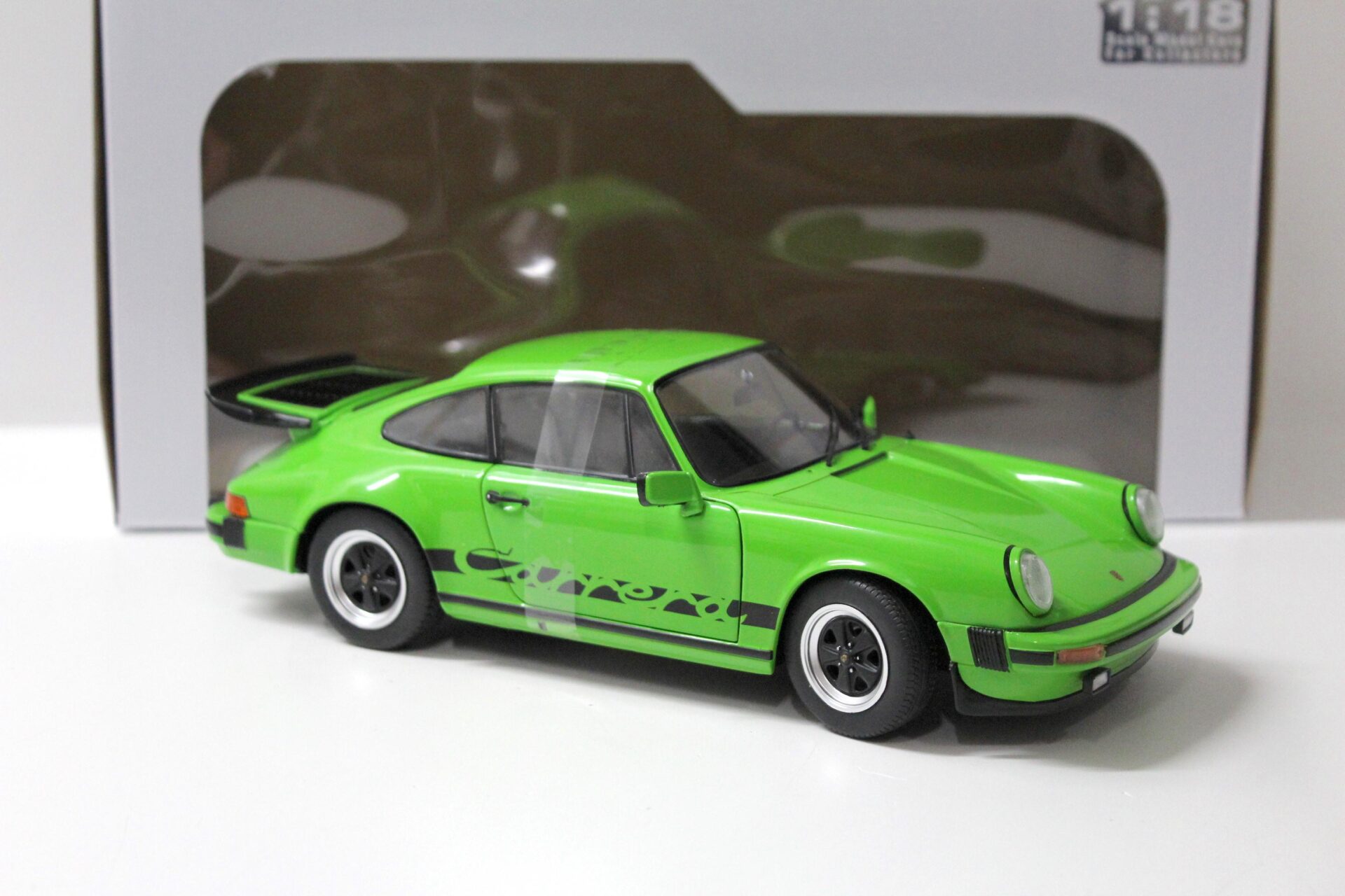 1:18 Solido Porsche 911 (930) Carrera 3.2 Coupe green/ black 1984