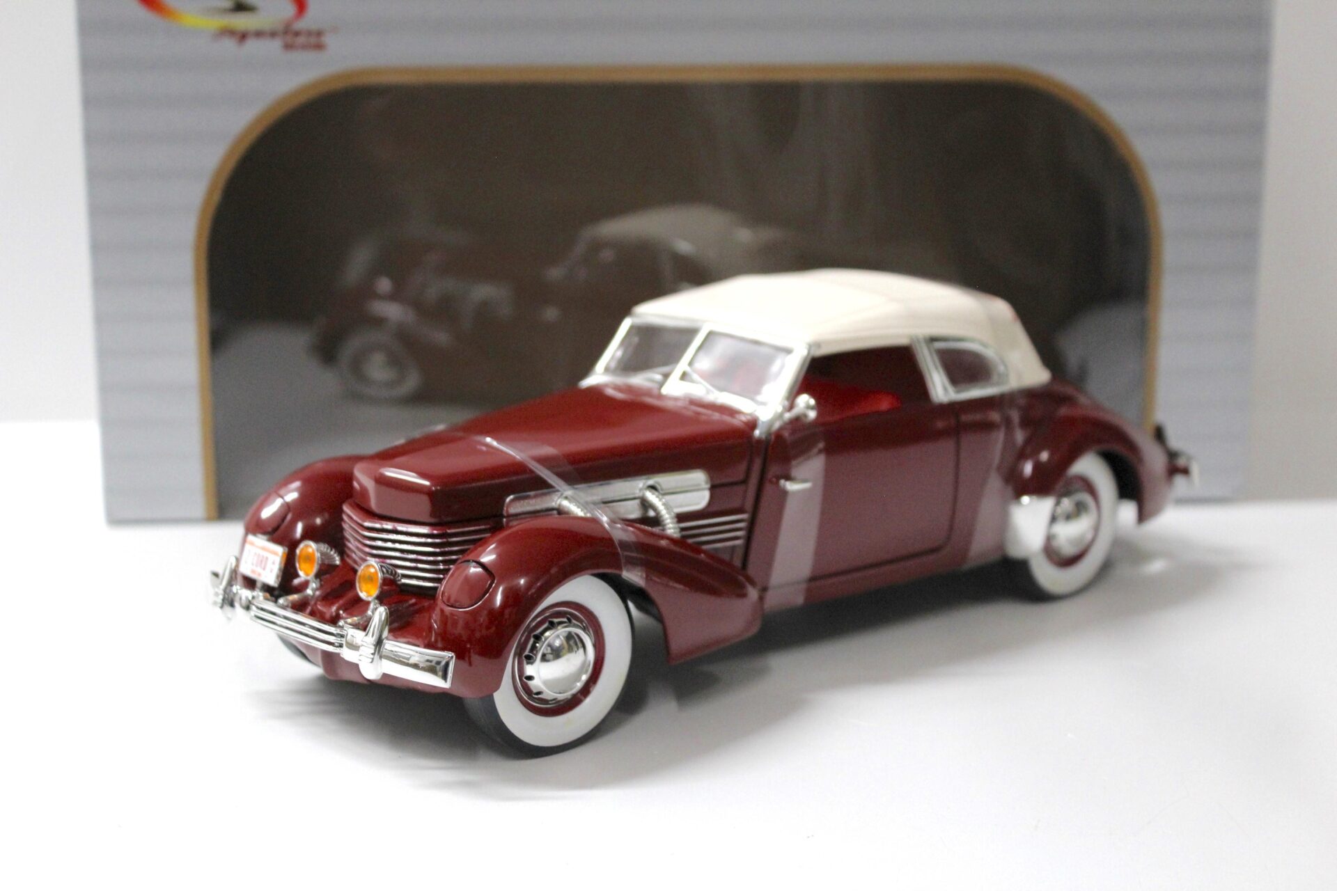 ID 54656 orig.jpg 1:18 Signature Models 1937 Cord 812 Supercharged red/ white Top