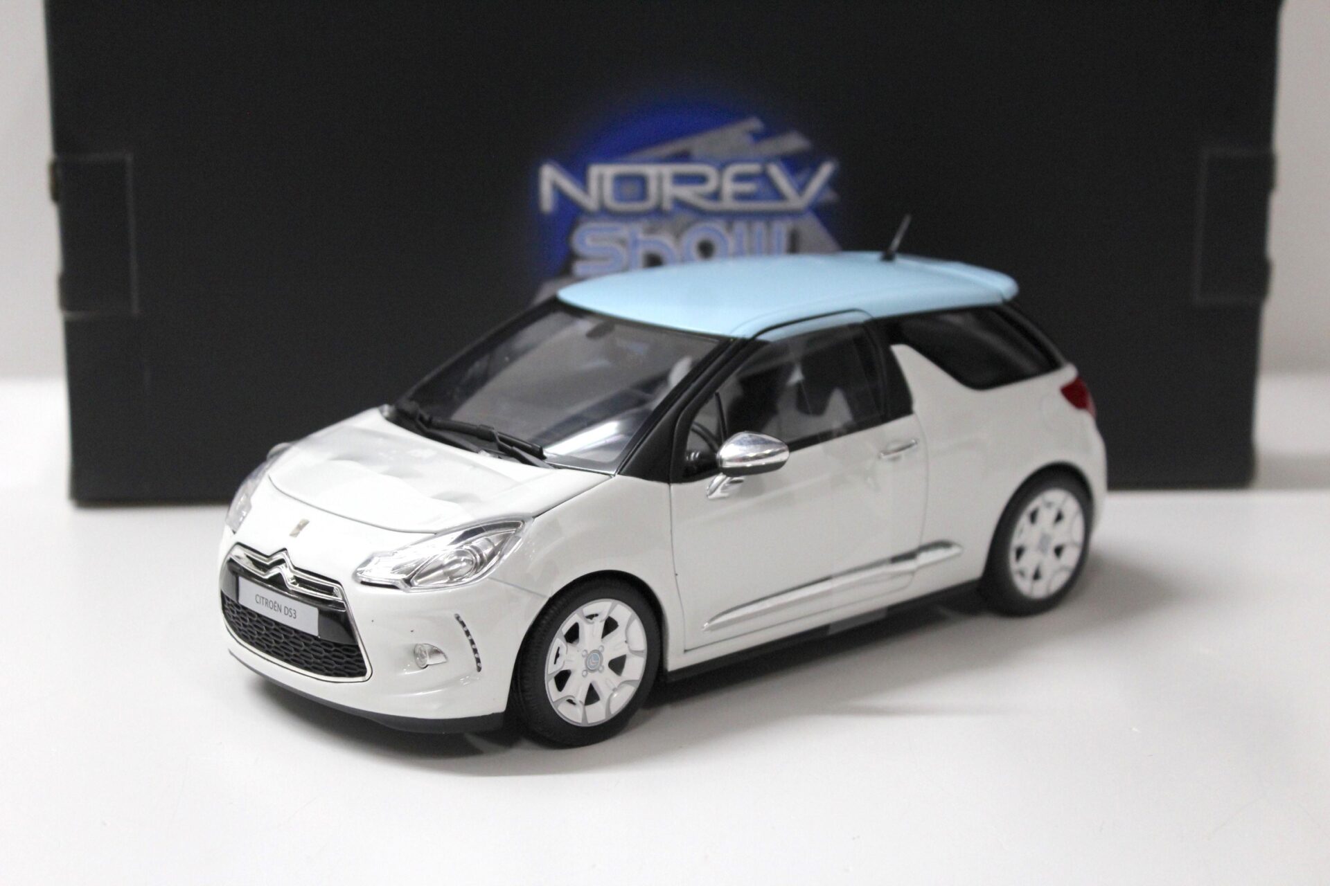 1:18 Norev Citroen DS3 white/ light blue roof 2010