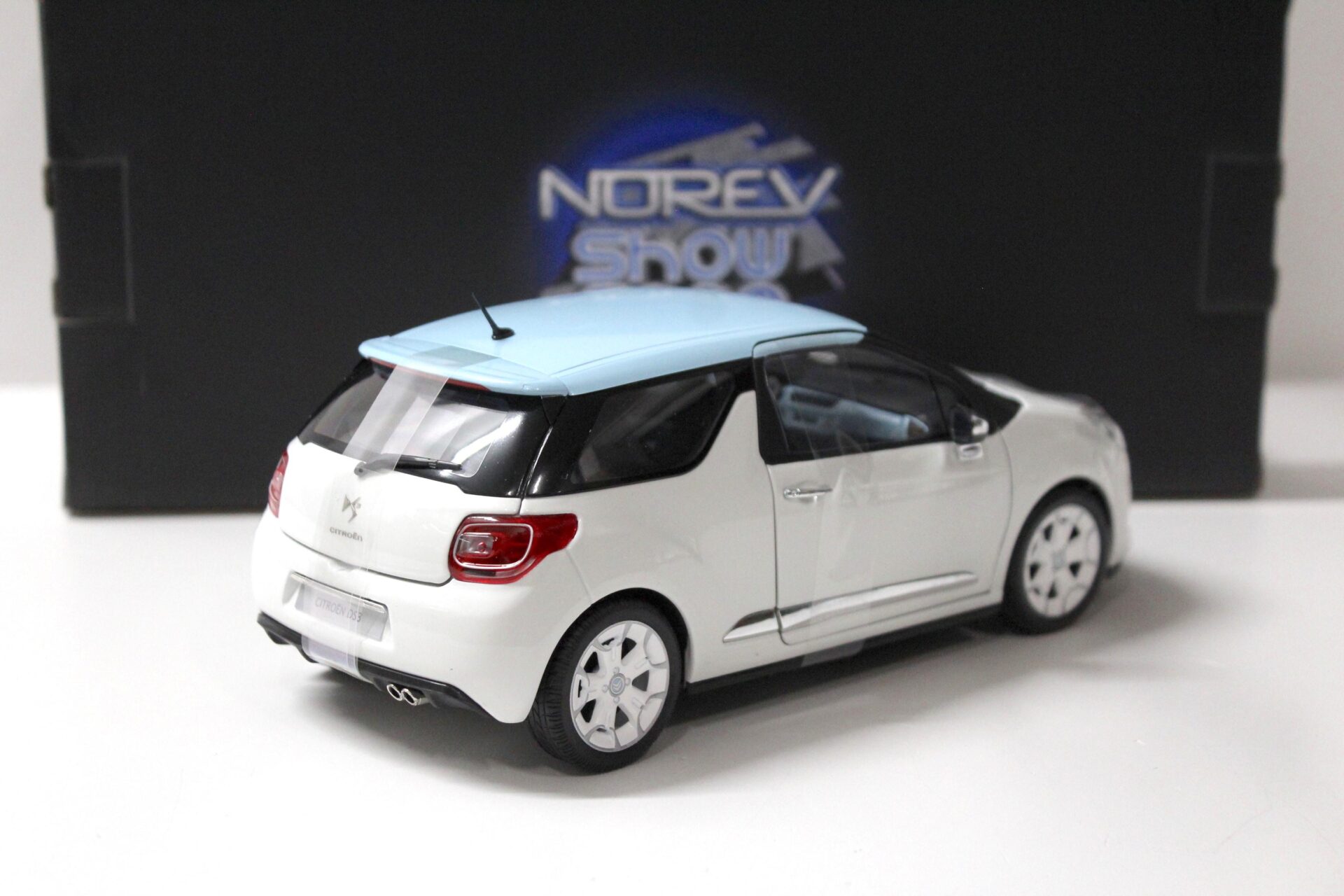1:18 Norev Citroen DS3 white/ light blue roof 2010