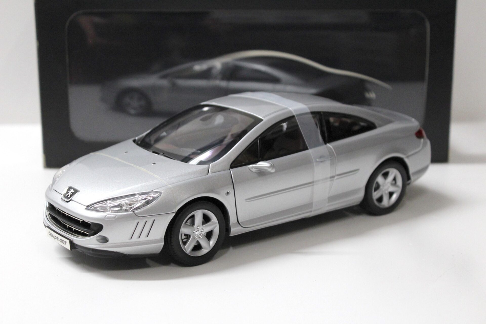 ID 55042 orig.jpg 1:18 Norev Peugeot 407 Coupe silver 2005