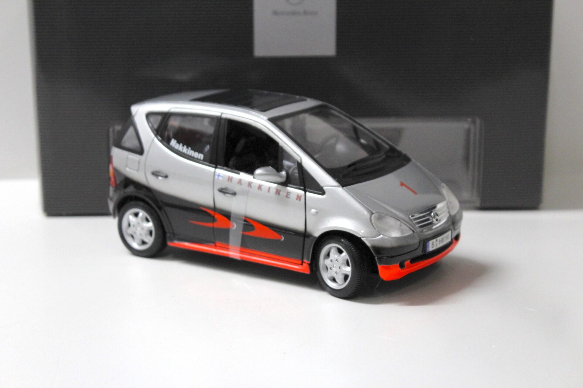 1:18 Maisto Mercedes A-Klasse Formula 1 Design Hakkinen DEALER VERSION