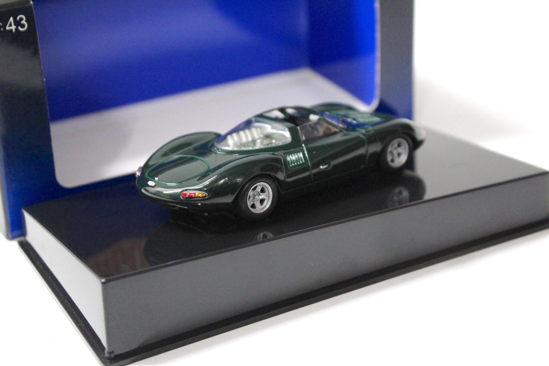 1:43 AUTOart Jaguar XJ 13 green