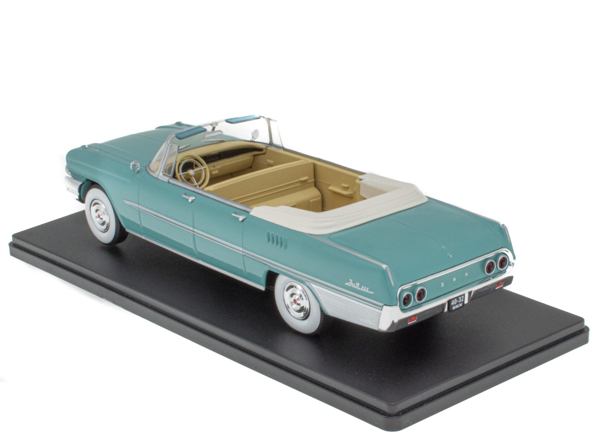 1:24 Hachette East Legendary ZIL-111 Convertible 1964 turquoise