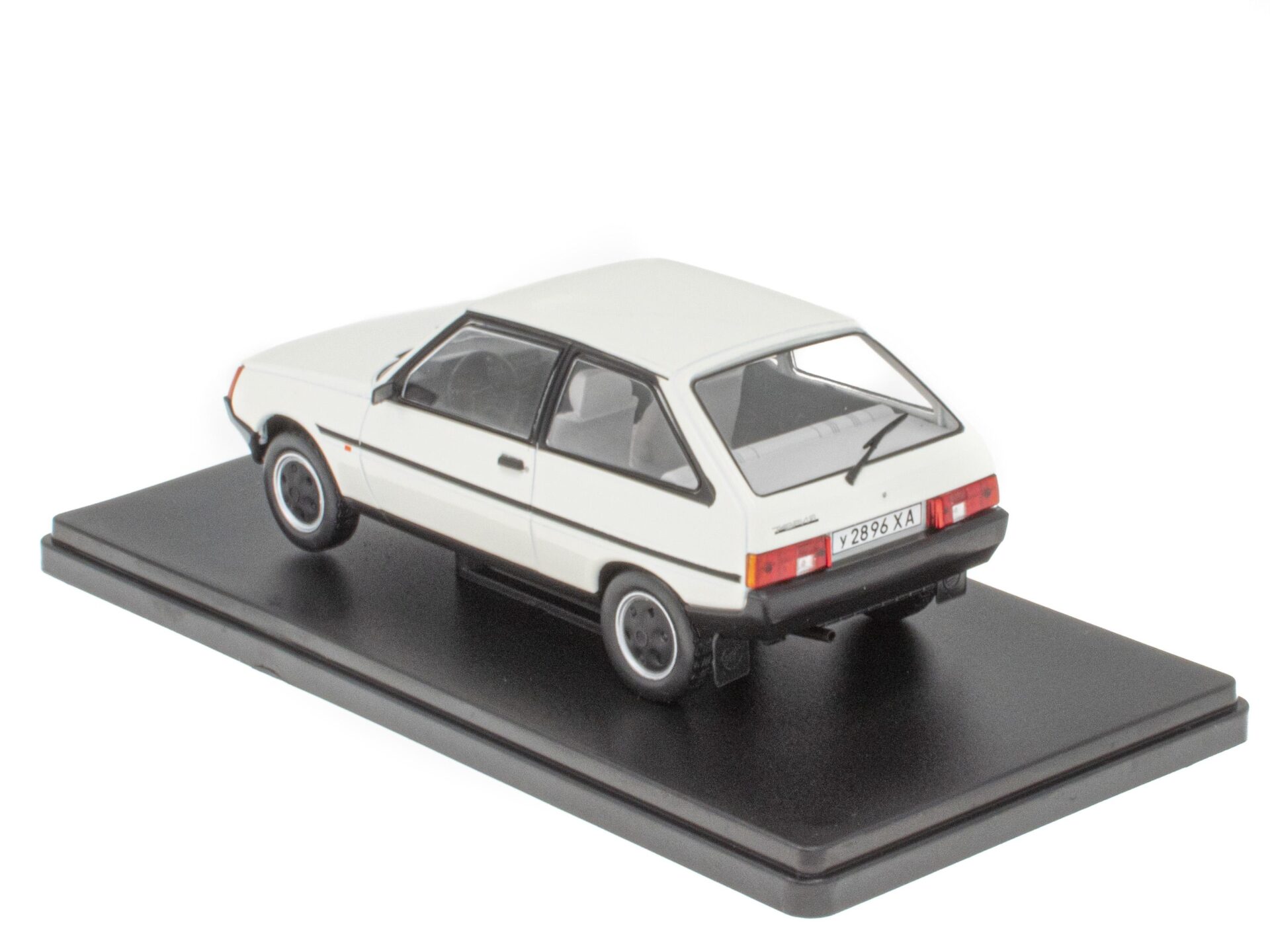 1:24 Hachette East Legendary ZAZ-1102 Tavria white 1987