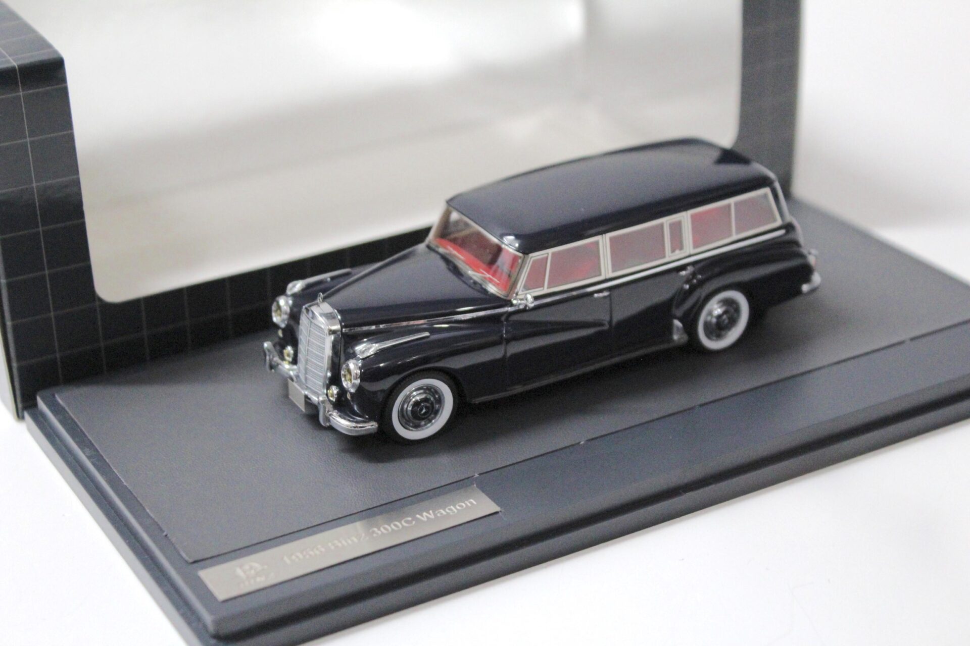 ID 55949 orig.jpg 1:43 Matrix 1956 Mercedes 300C Binz 300C Wagon dark blue