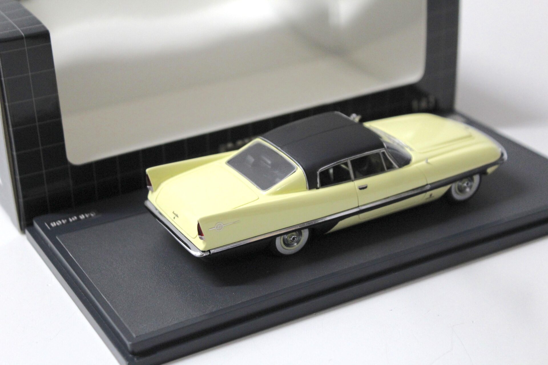 1:43 Matrix Chrysler Dual 400 Exner Ghia Concept 1958 yellow/ black roof