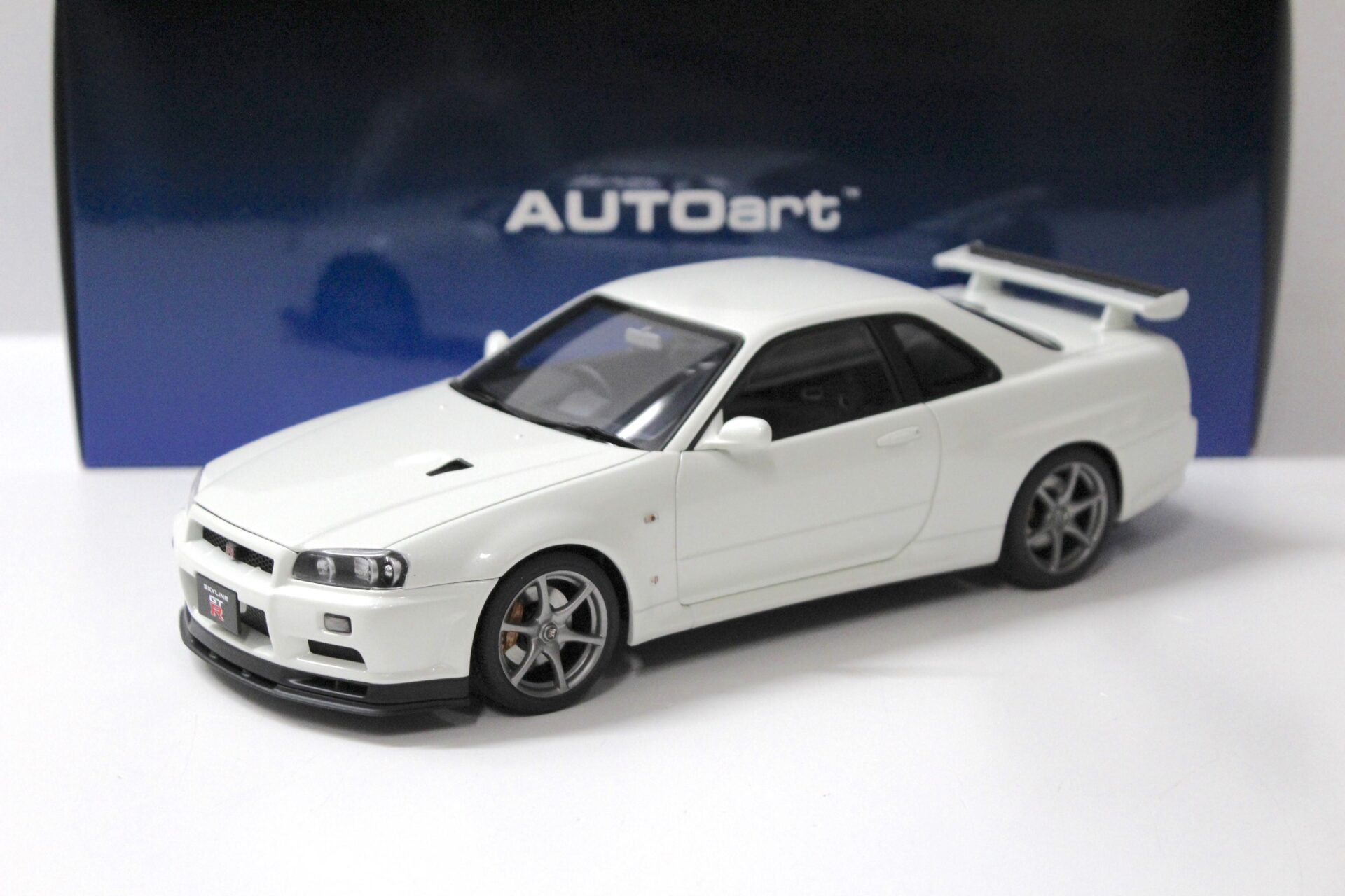ID 56036 orig.jpg 1:18 AUTOart Nissan Skyline GT-R (R34) V-SPEC II white pearl