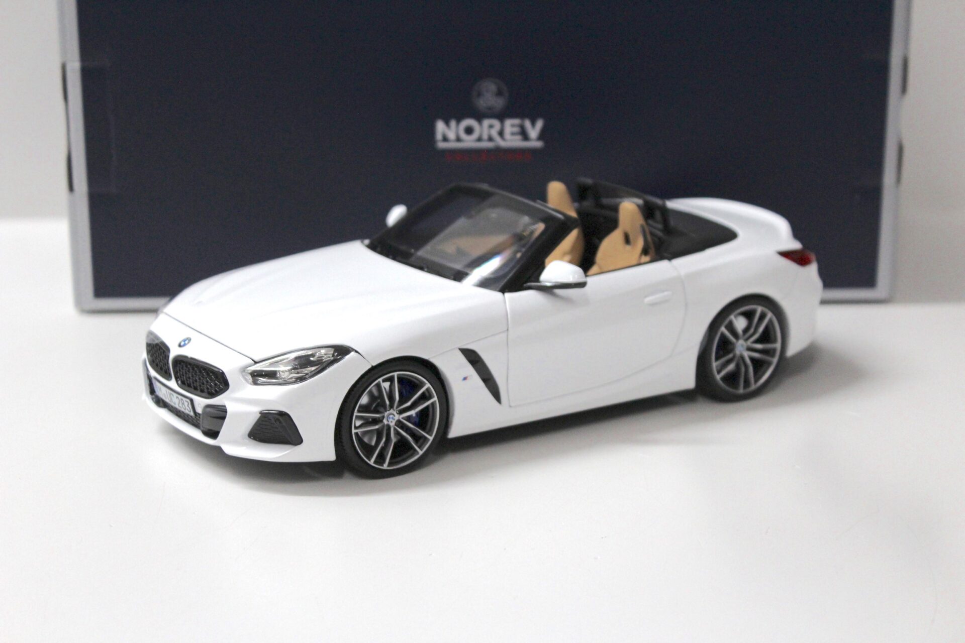 ID 56100 orig.jpg 1:18 Norev BMW Z4 Roadster G29 M40i white 2018