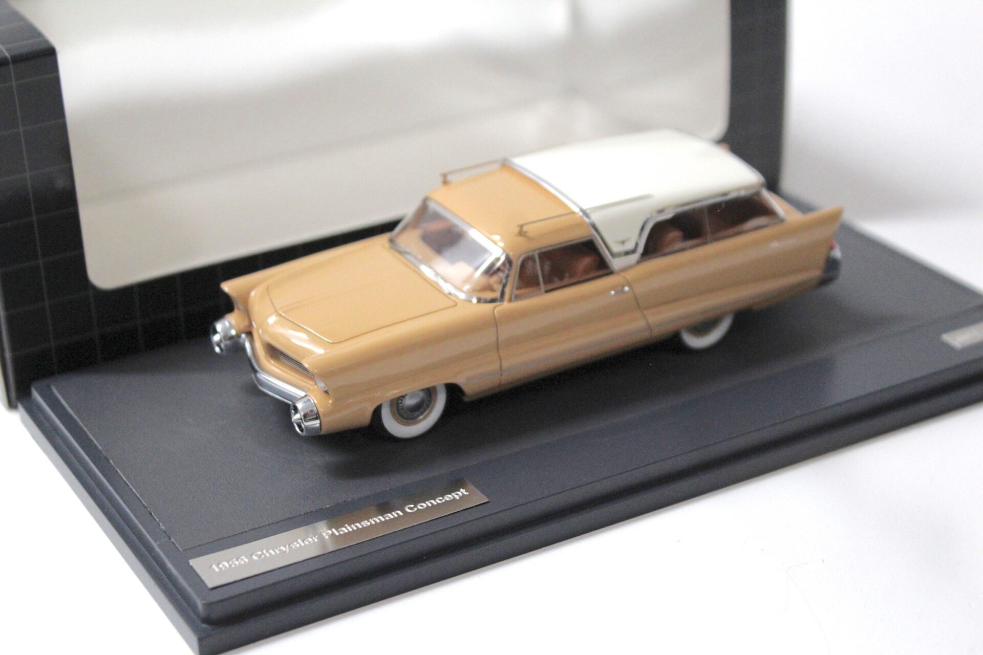 1:43 Matrix 1956 Chrysler Plainsman Concept Wagon brown/ beige