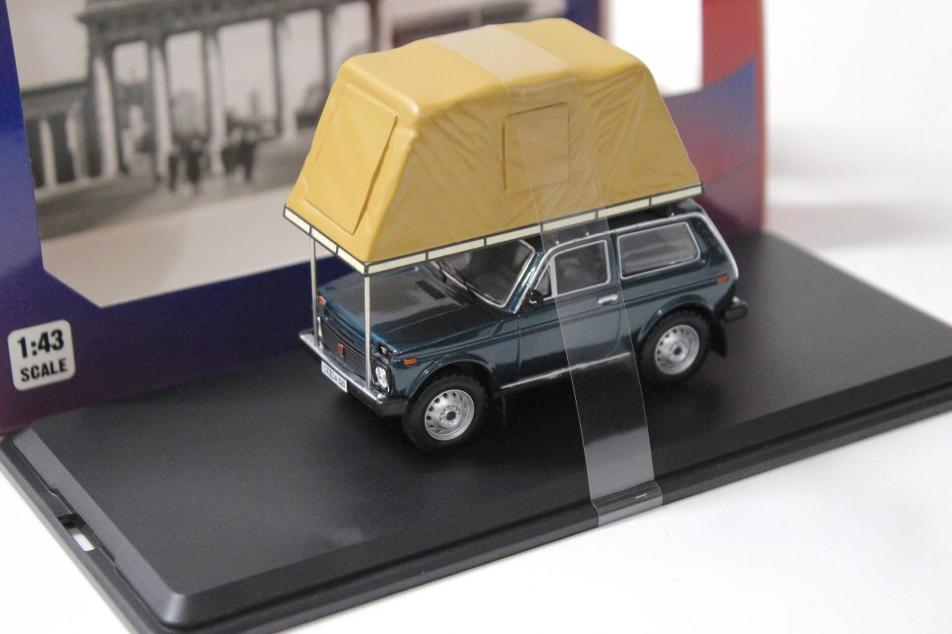 ID 56344 orig.jpg 1:43 IST Models Lada Niva 1981 with Roof Tent Camping green
