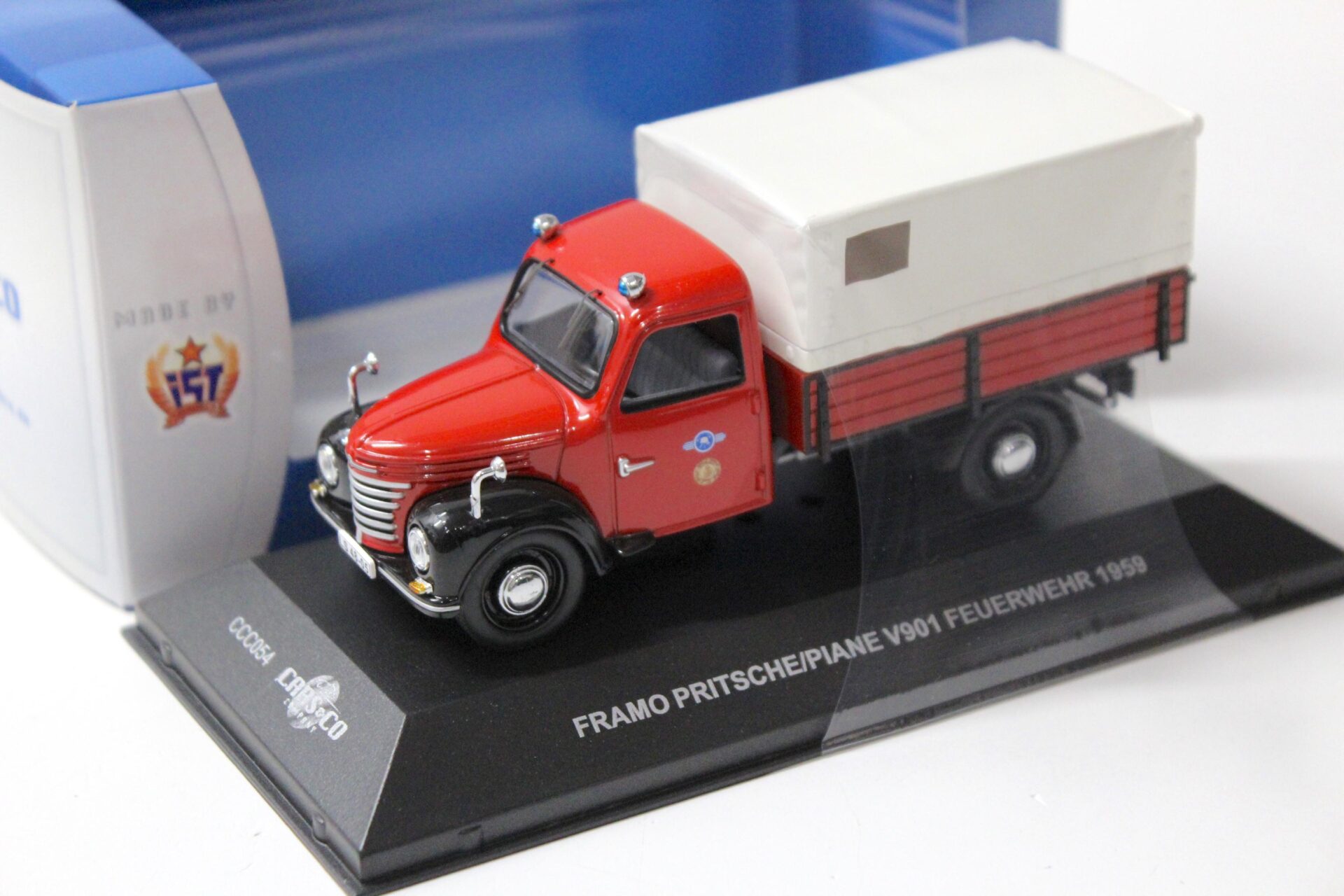 1:43 Cars&Co IST FRAMO V901 Plane/ Pritsche Feuerwehr 1959 red