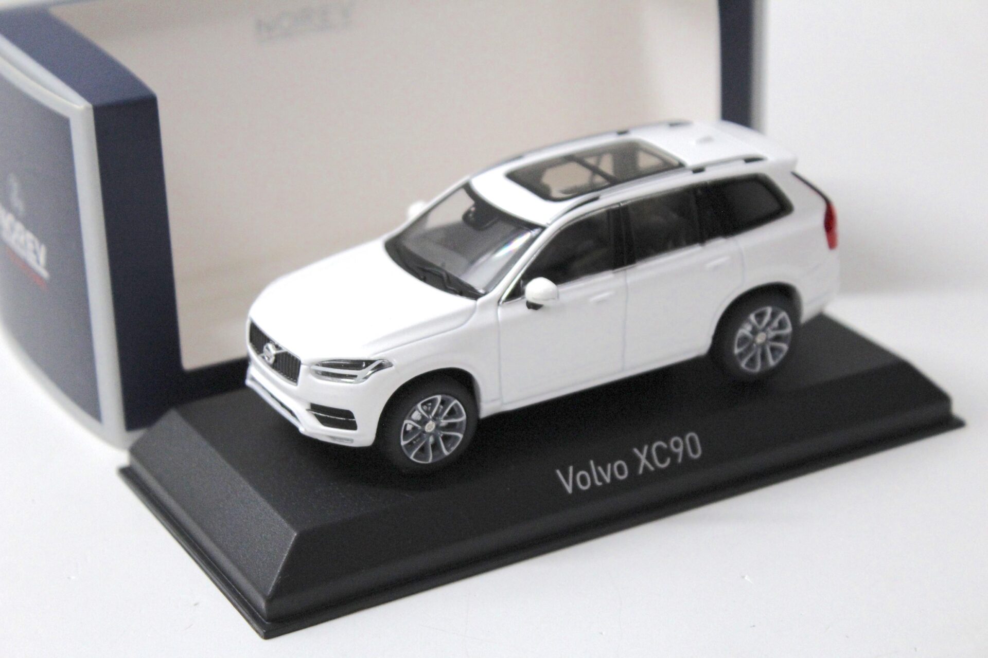 1:43 Norev Volvo XC90 SUV 2015 Cristal white metallic