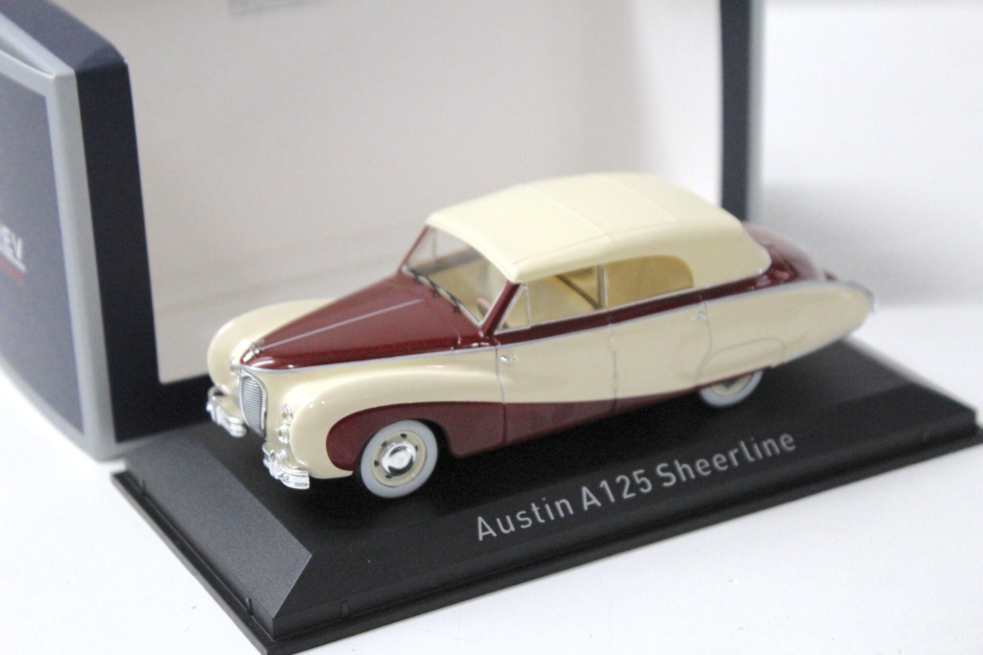 ID 56778 orig.jpg 1:43 Norev Austin A125 Sheerline 1947 beige & dark red