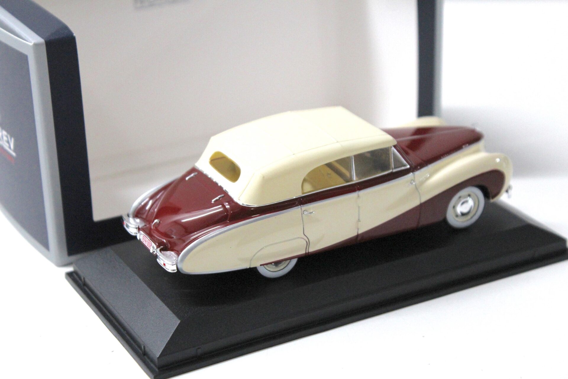 1:43 Norev Austin A125 Sheerline 1947 beige & dark red