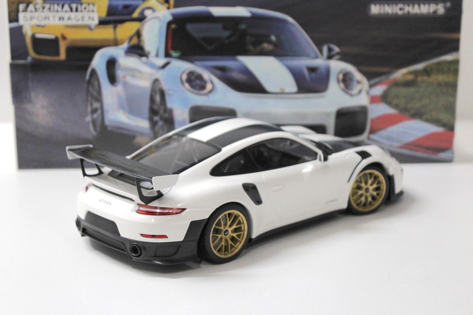 1:18 Minichamps Porsche 911 (991.2) GT2 RS Weissach Package 2018 white