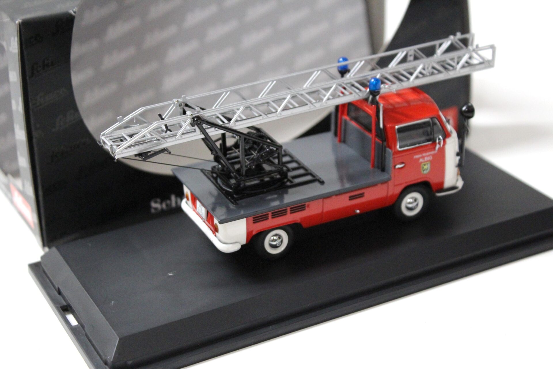 1:43 Schuco VW T2a Feuerwehr Albig mit Drehleiter red/ white