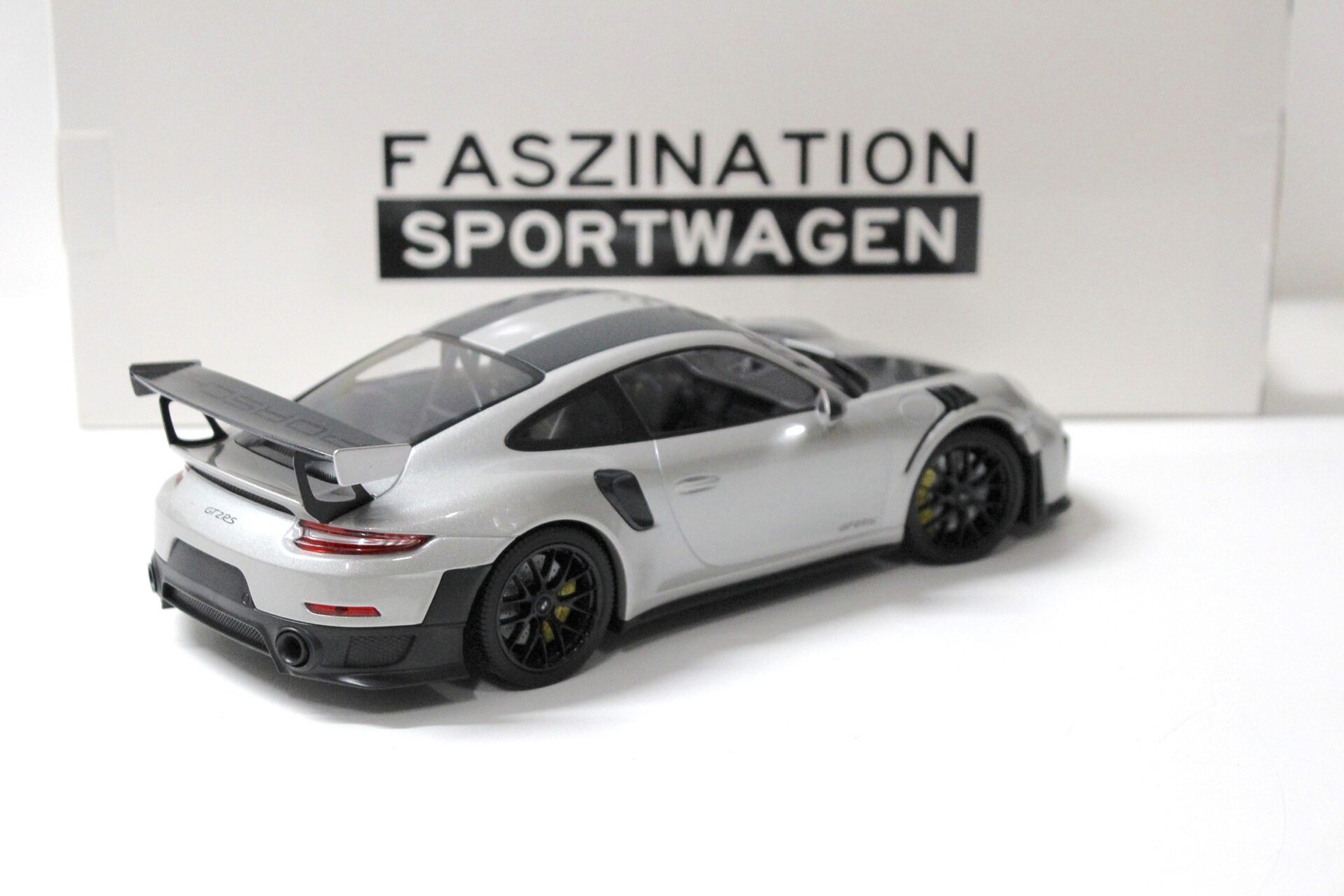 1:18 Minichamps Porsche 911 (991.2) GT2 RS Weissach Package 2018 silver metallic