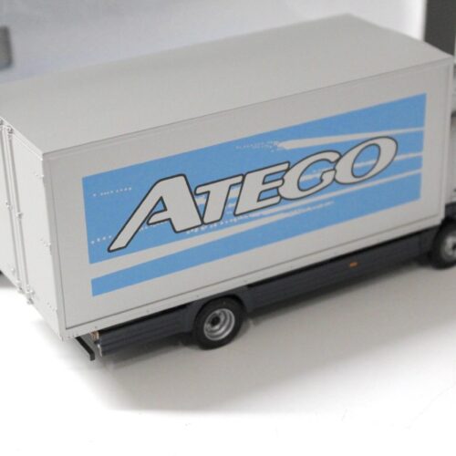 1:43 Minichamps Mercedes Atego 815 Koffer silver DEALER VERSION