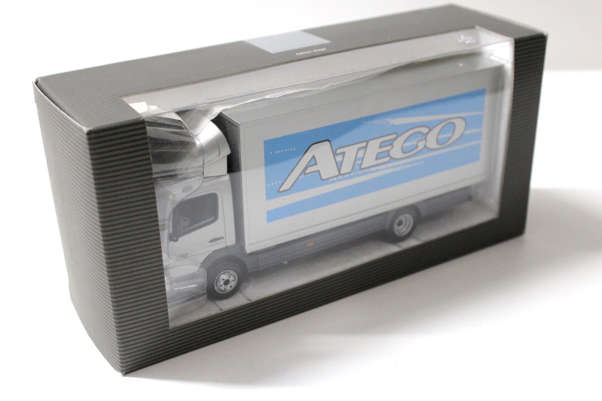 1:43 Minichamps Mercedes Atego 815 Koffer silver DEALER VERSION