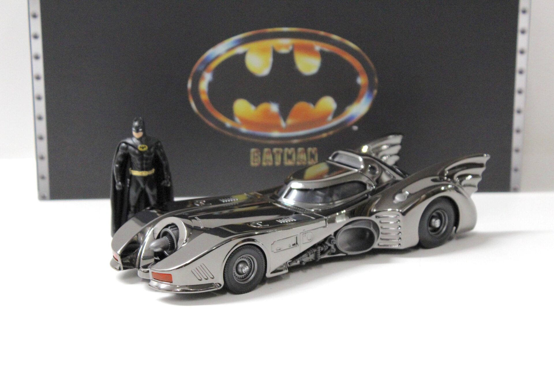 1:24 Jada Toys Batmobile 1989 Next Level Chrome + Figur - Limited 2000 pcs.