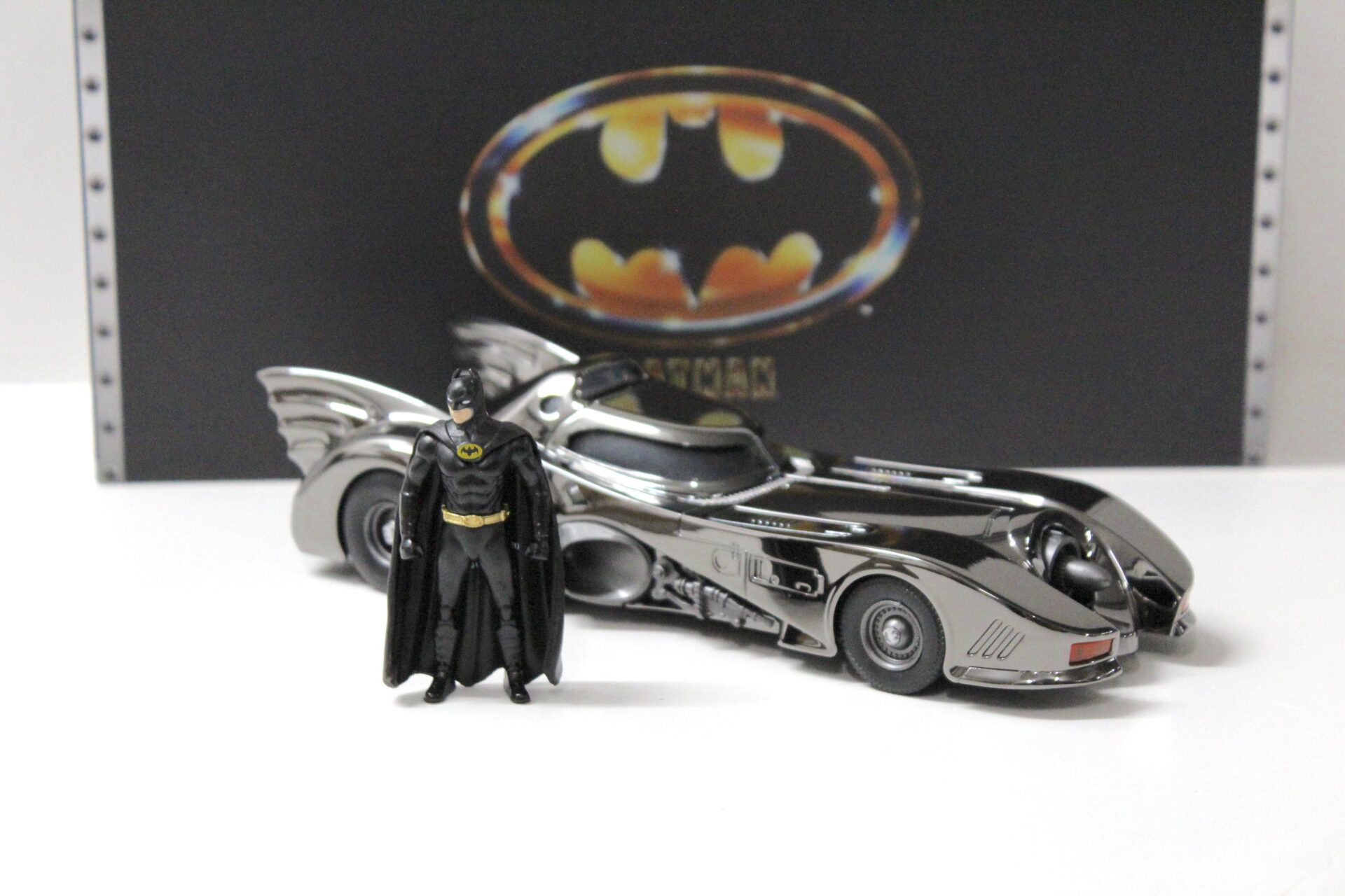 1:24 Jada Toys Batmobile 1989 Next Level Chrome + Figur - Limited 2000 pcs.