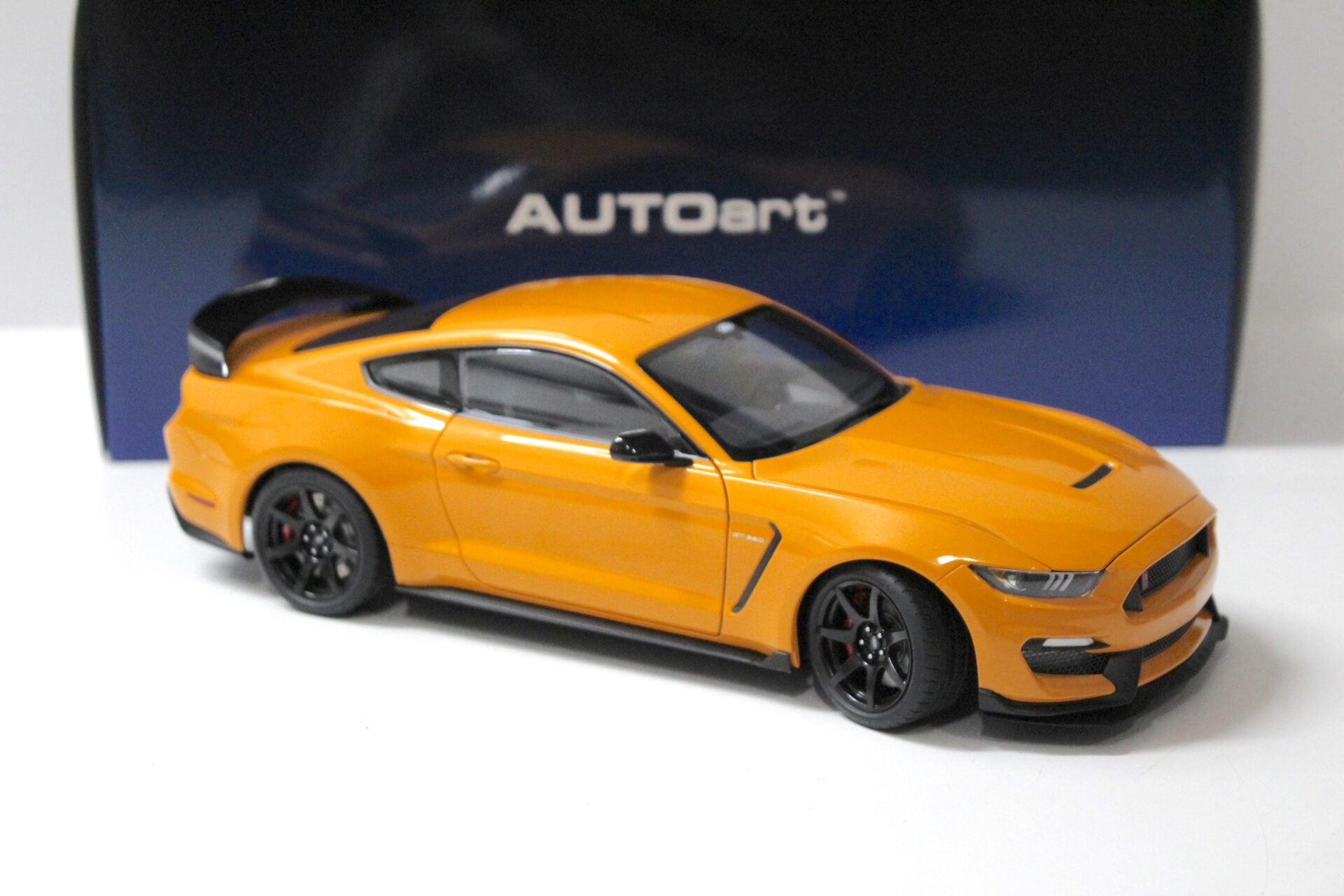 1:18 AUTOart Ford Shelby GT-350R 2017 Fury orange