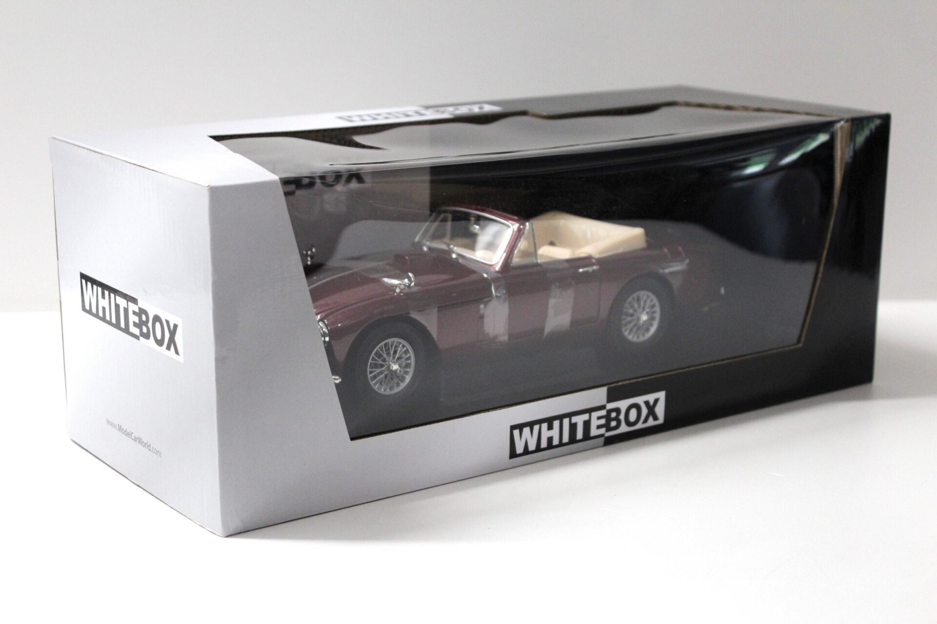 1:18 WhiteBox Aston Martin DB2-4 Mark III Convertible dark red 1958
